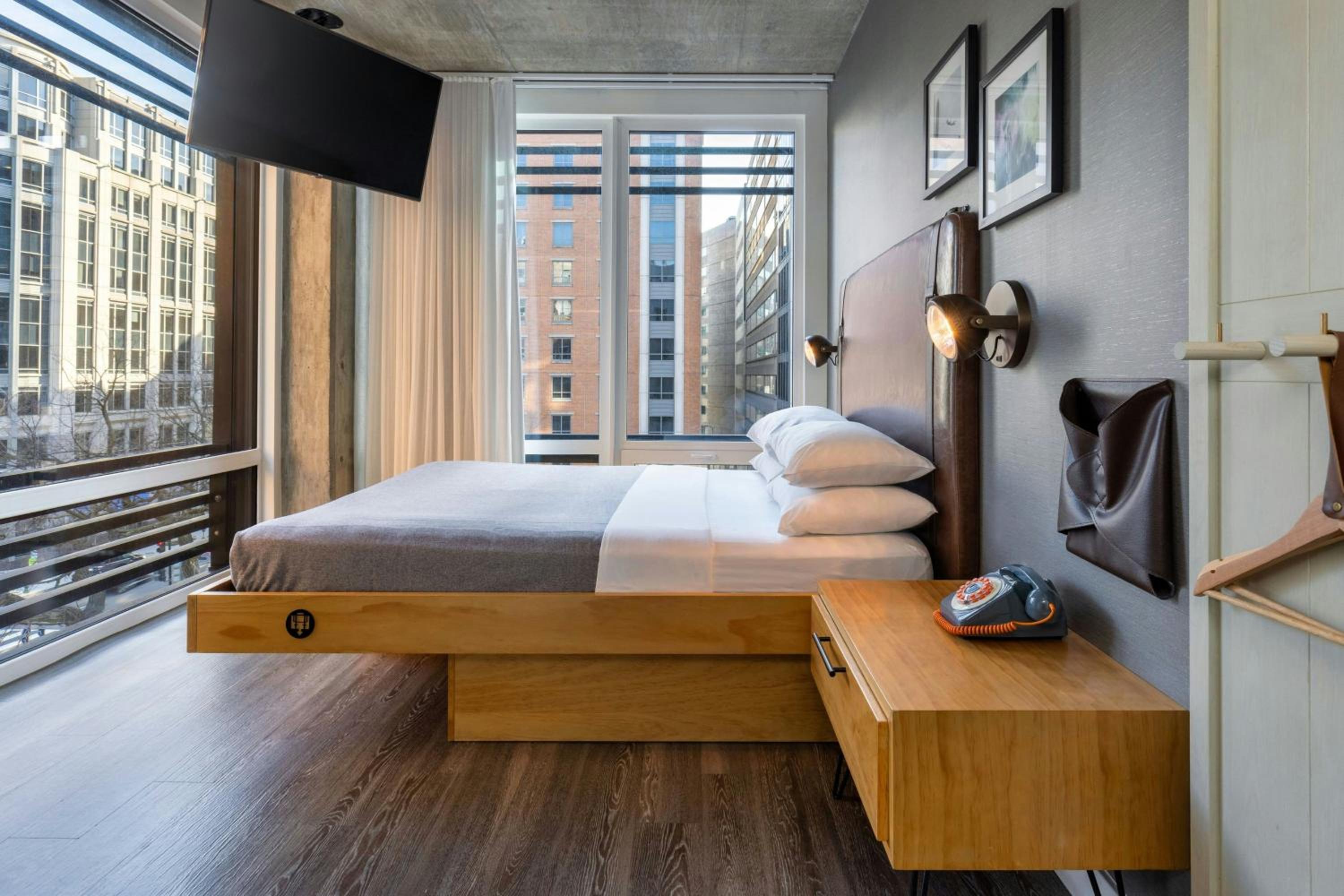 Corner Queen Room with City View - Mobility Accessible with Tub photo 1