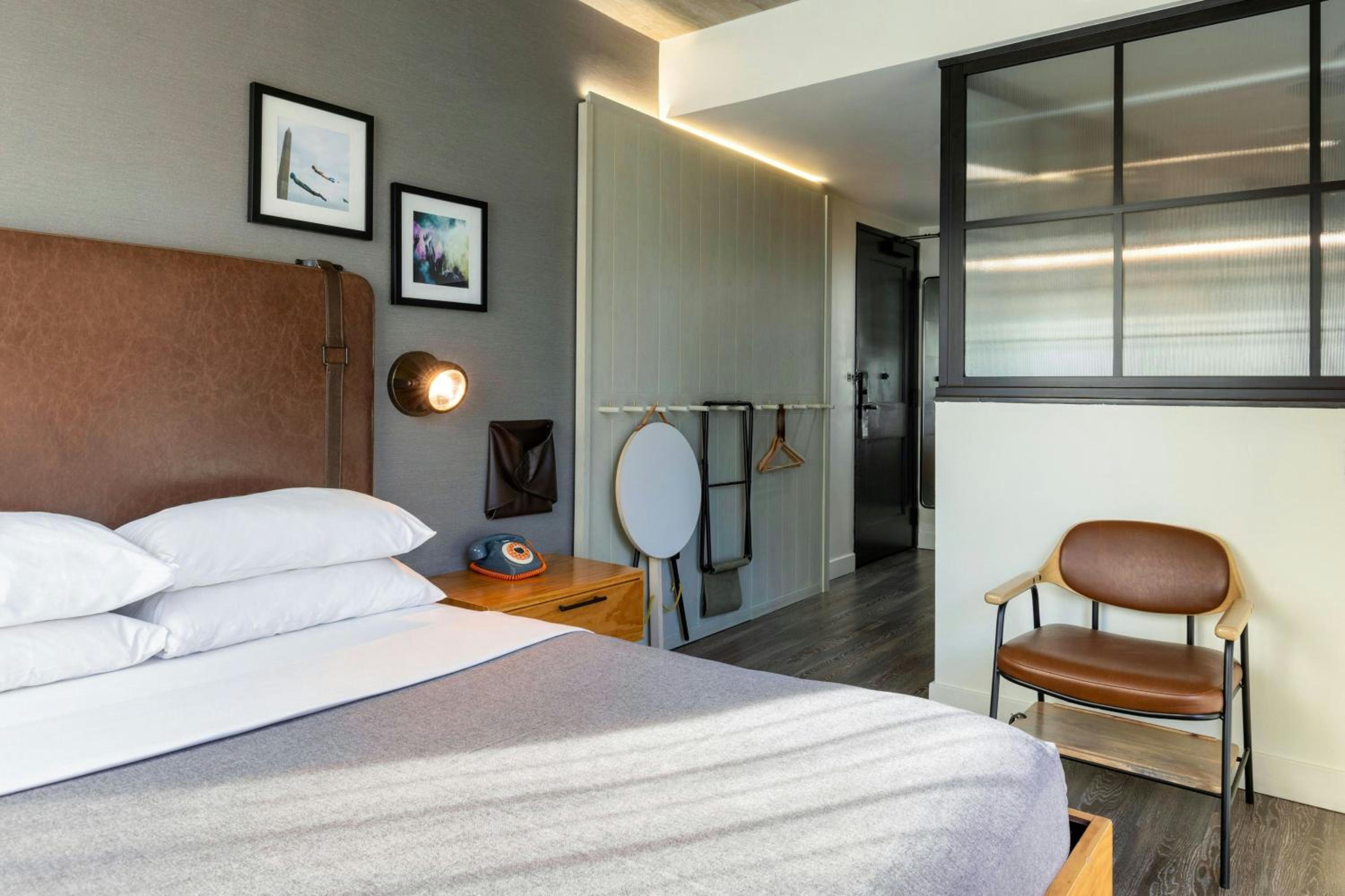 Corner Queen Room with City View - Mobility Accessible with Tub photo 2