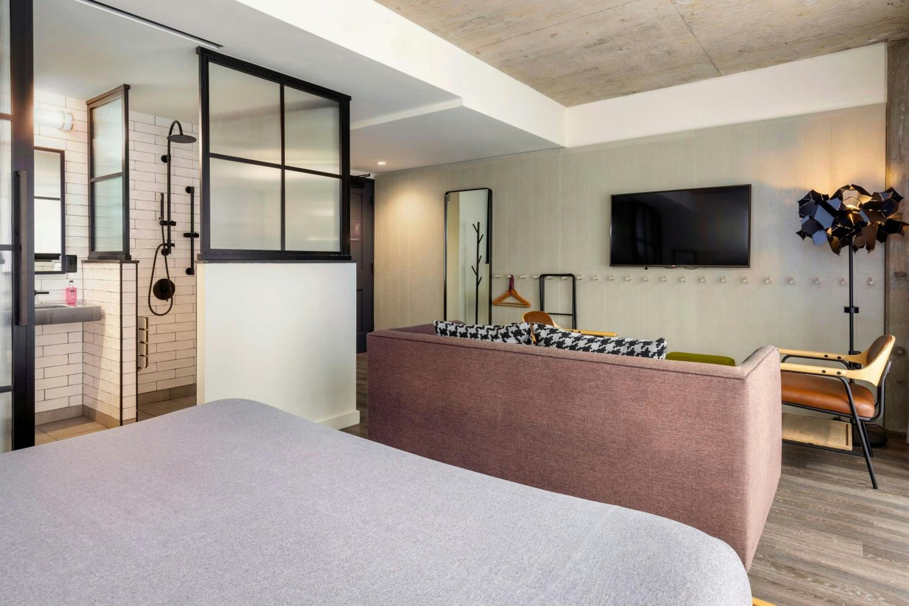 Junior King Suite with City View photo 1