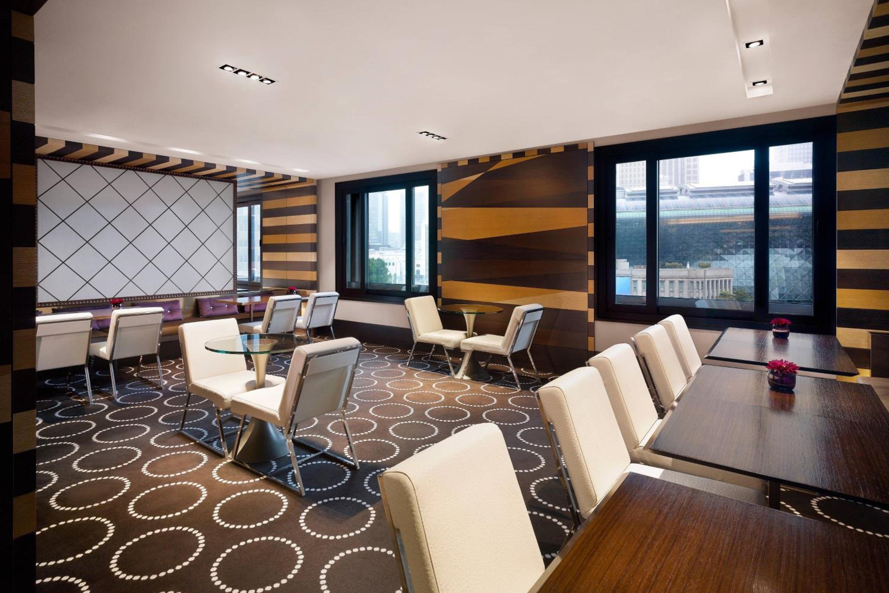 Club Deluxe Twin, Club lounge access, Guest room - Photo 7