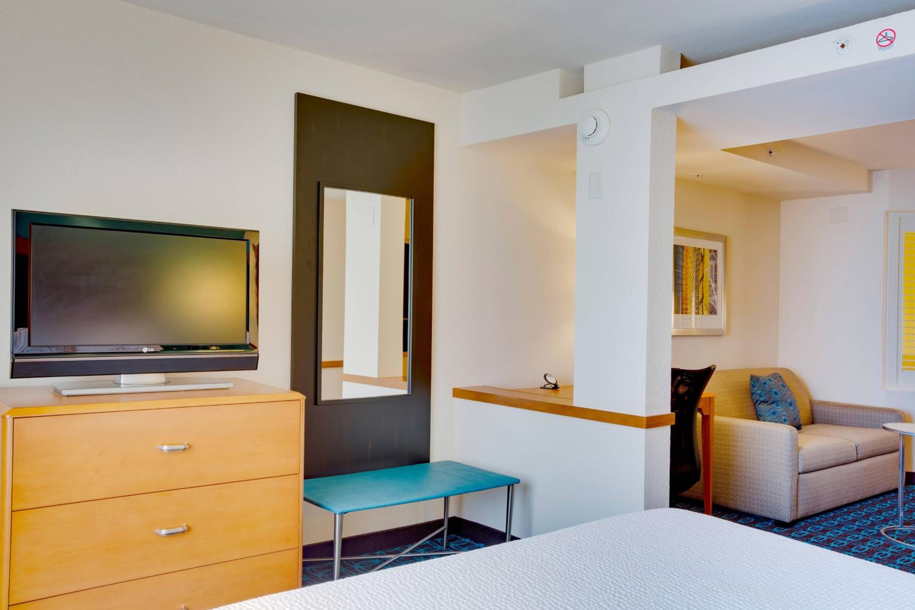 King Suite with Living Room, Sofa Bed and Whirlpool Bathtub - Photo 2