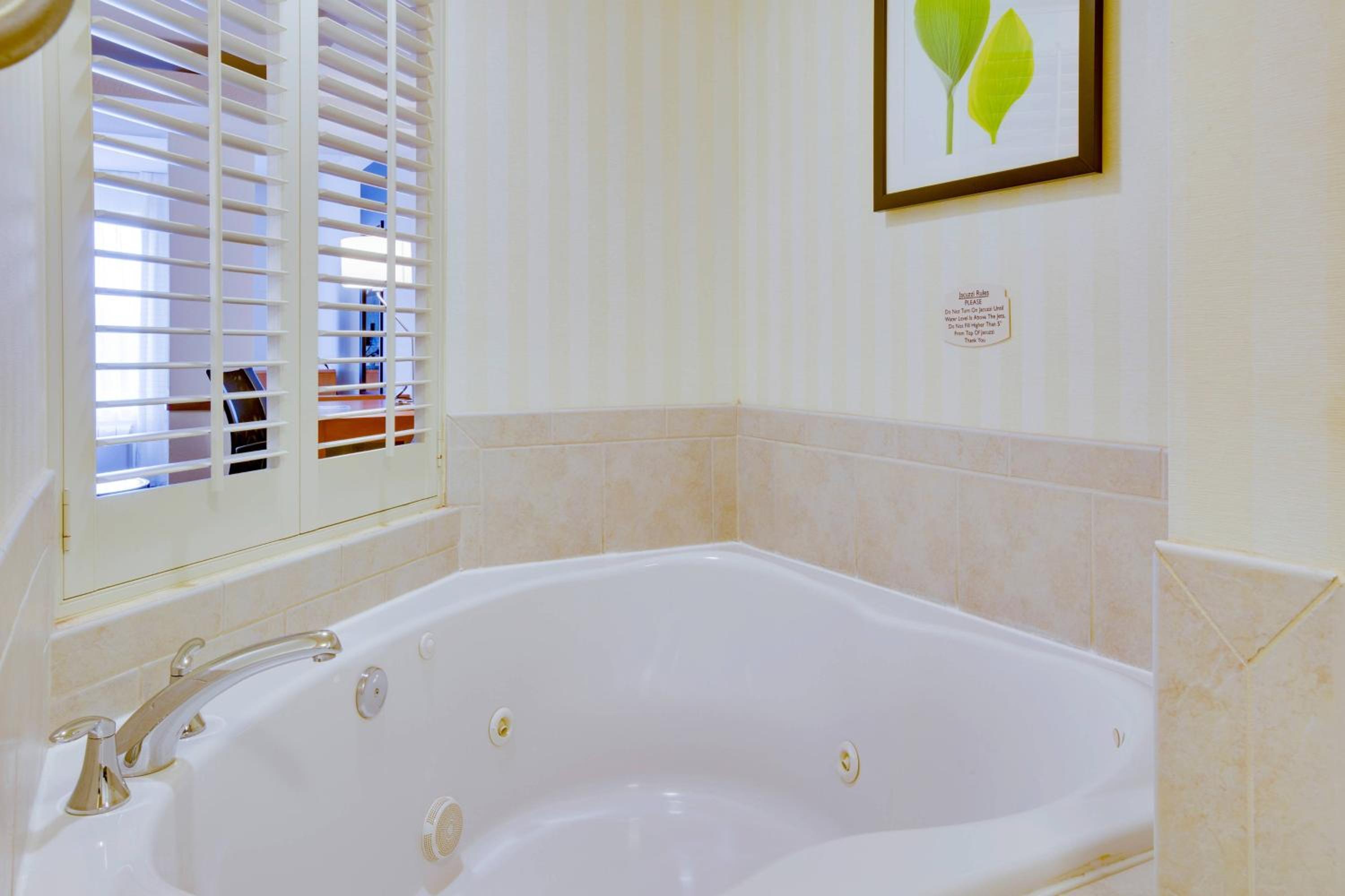 King Suite with Living Room, Sofa Bed and Whirlpool Bathtub - Photo 3