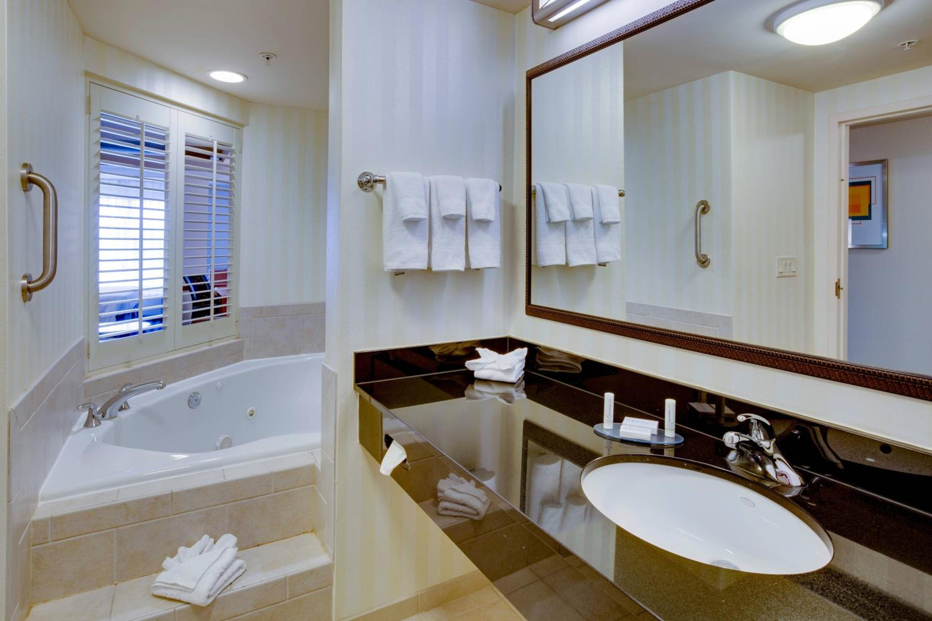 King Suite with Living Room, Sofa Bed and Whirlpool Bathtub - Photo 4