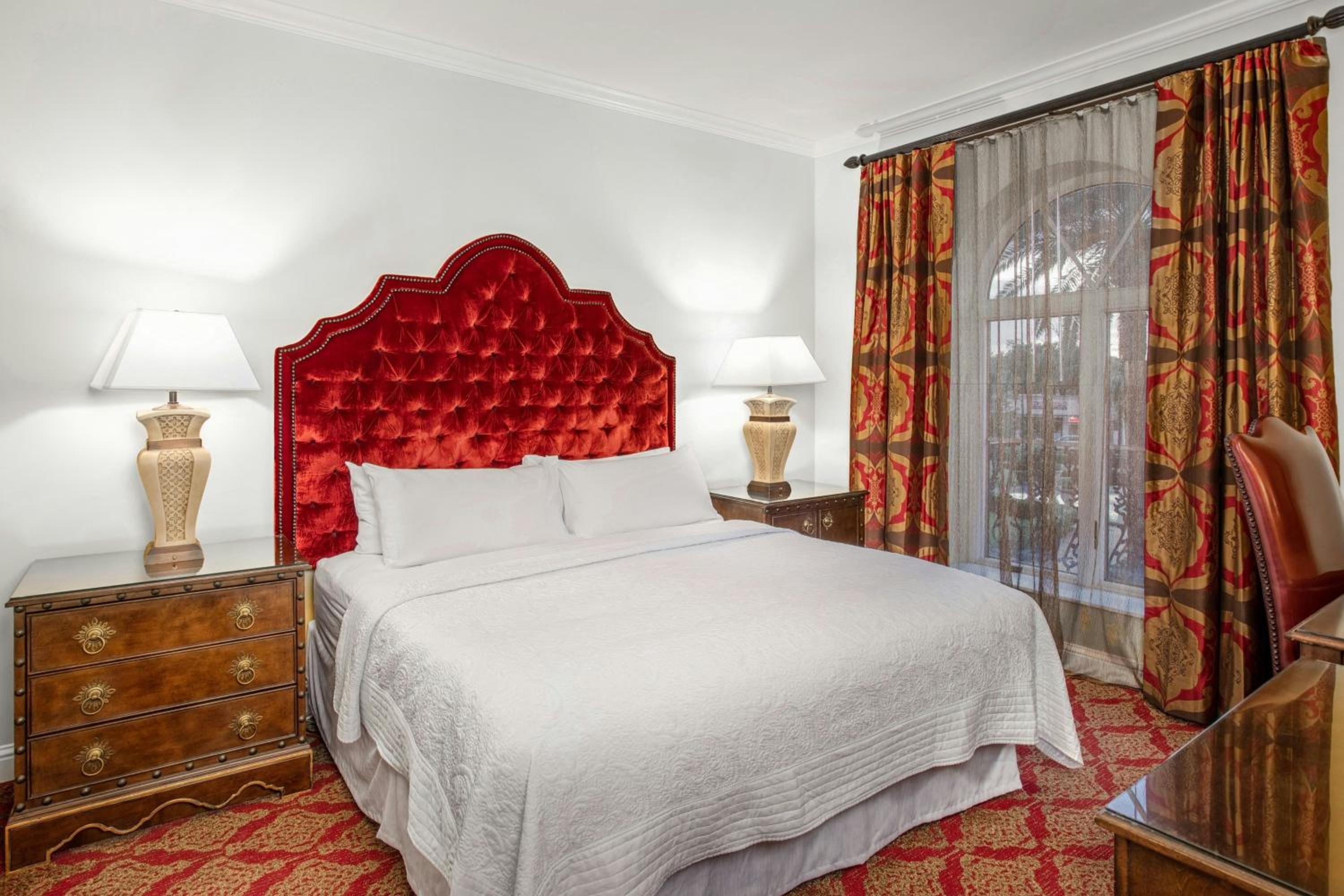 King Room with Adapted Tub - Mobility and Hearing Accessible