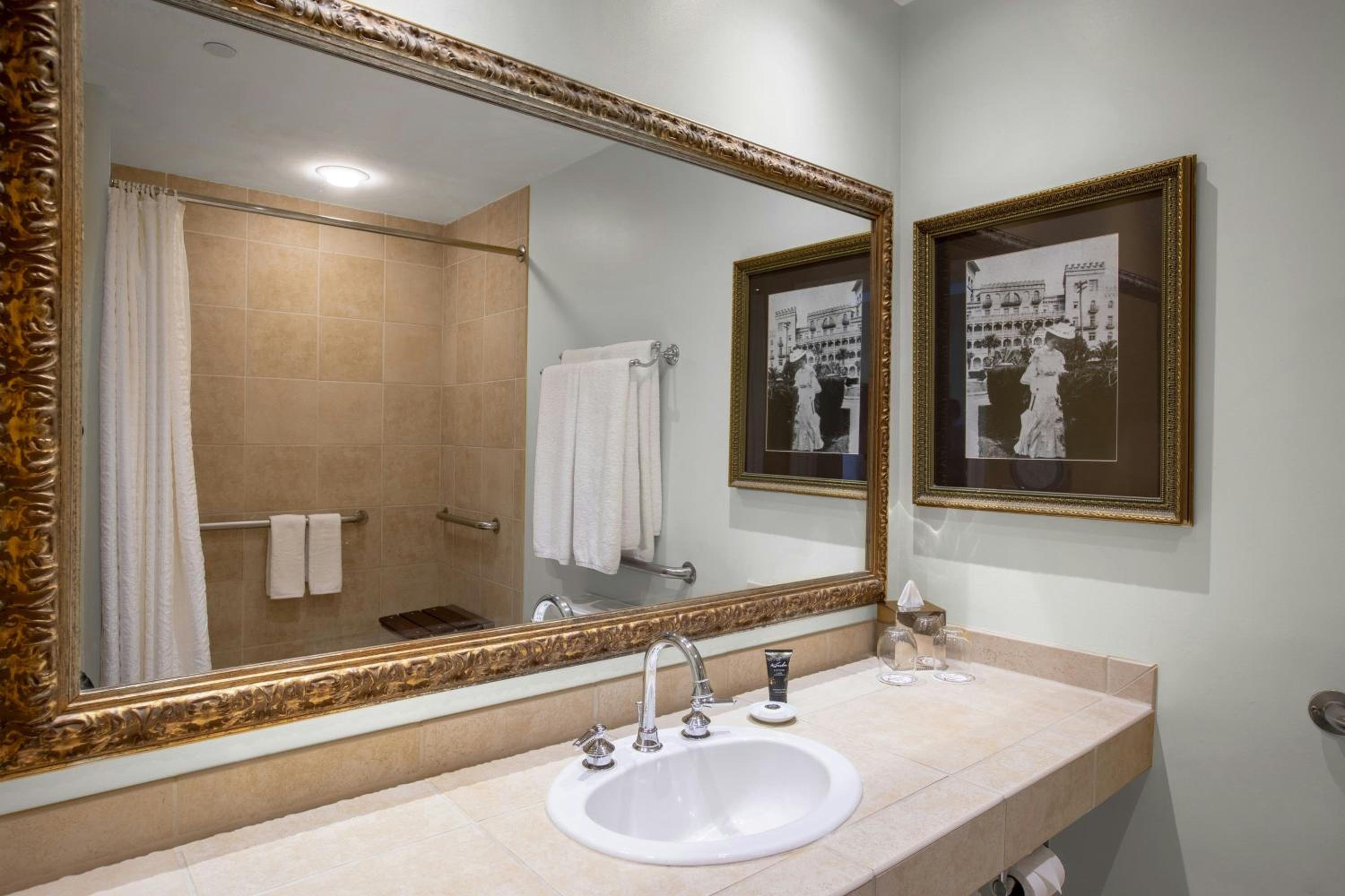 Premium, Guest room, 2 Queen (Mobility &amp; Hearing Accessible w/ Tub) photo 3