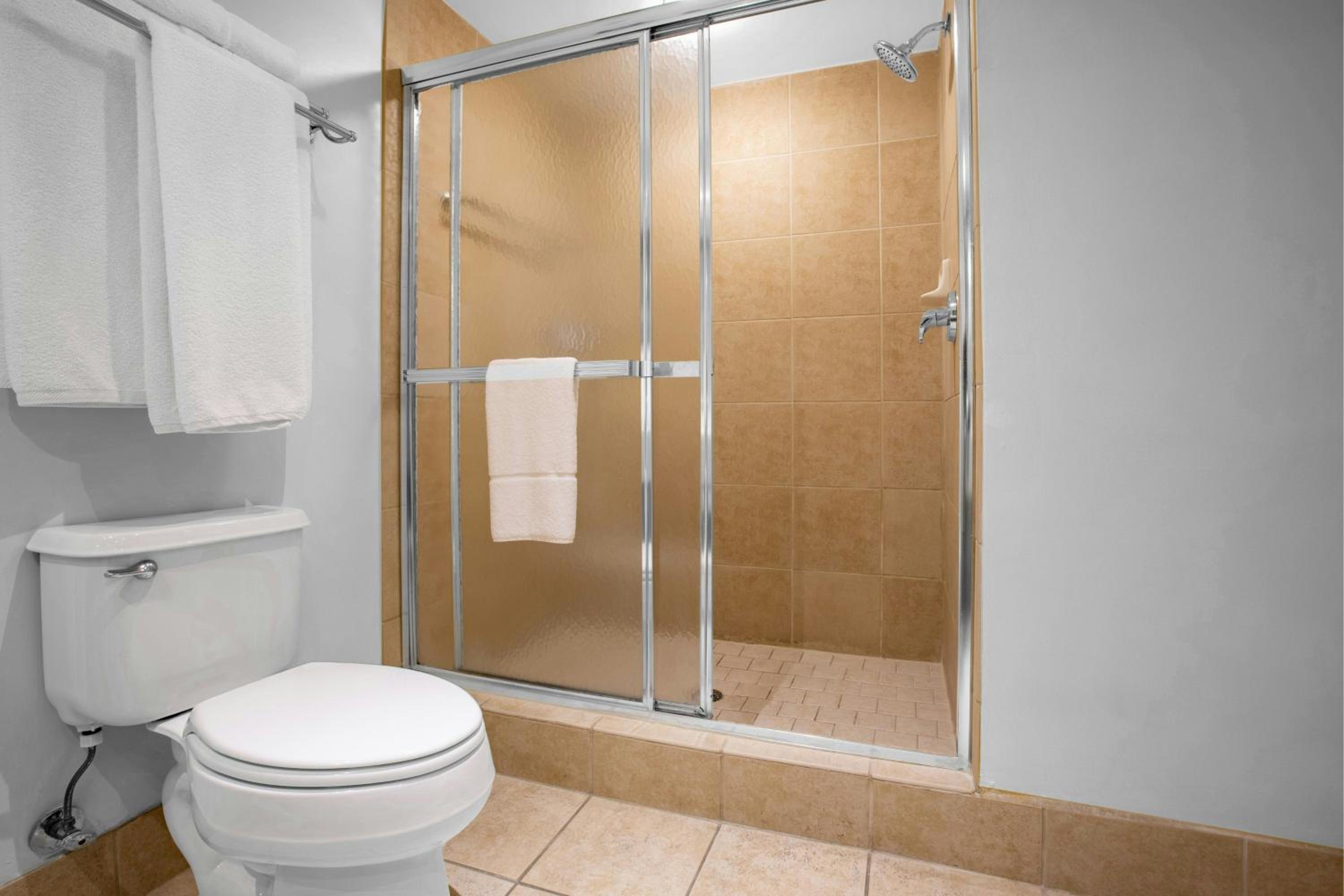 Queen Room with Two Queen Beds and Adapted Tub - Mobility and Hearing Accessible photo 3