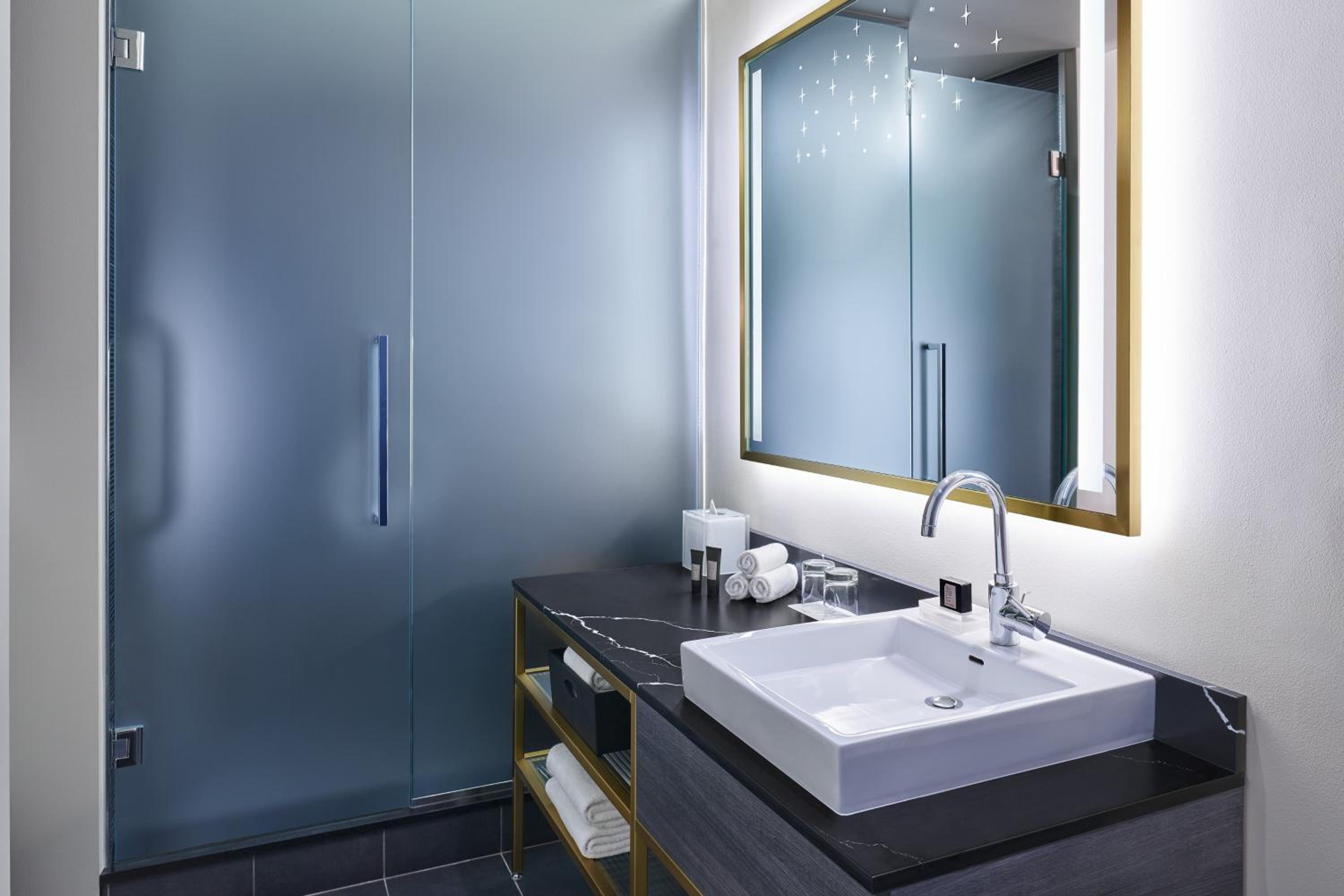 Cool Corner King Room - Mobility Accessible with Roll-In Shower - Photo 3