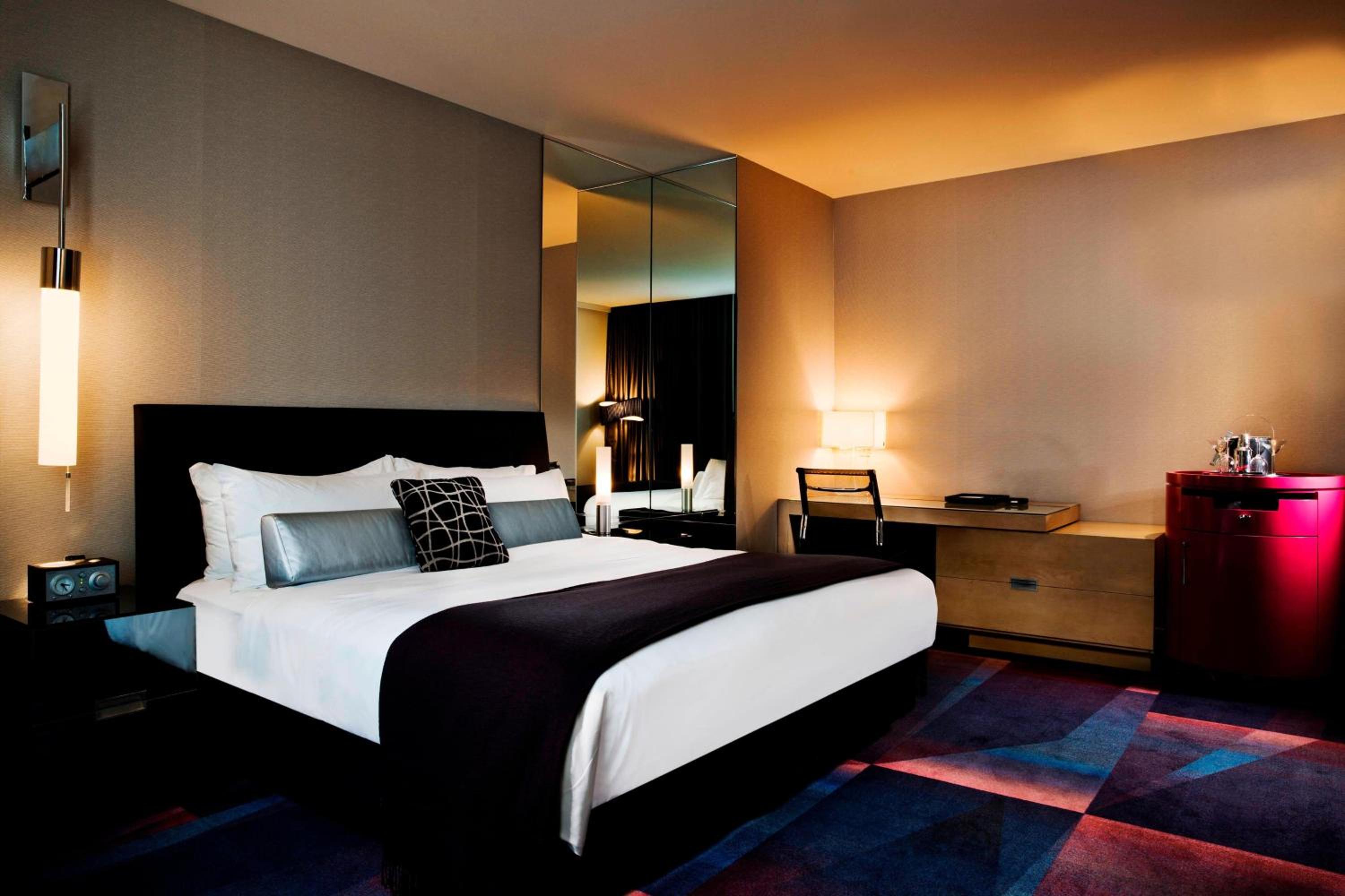 Wonderful King Room with Roll-in Shower - Mobility Accessible