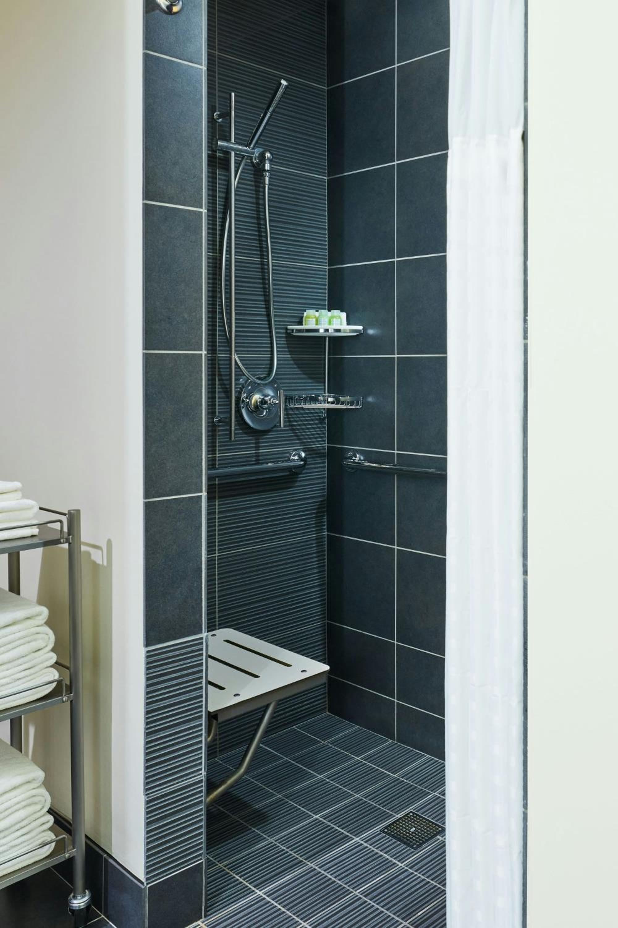 Cool Corner King Room - Mobility Accessible with Roll-In Shower - Photo 4