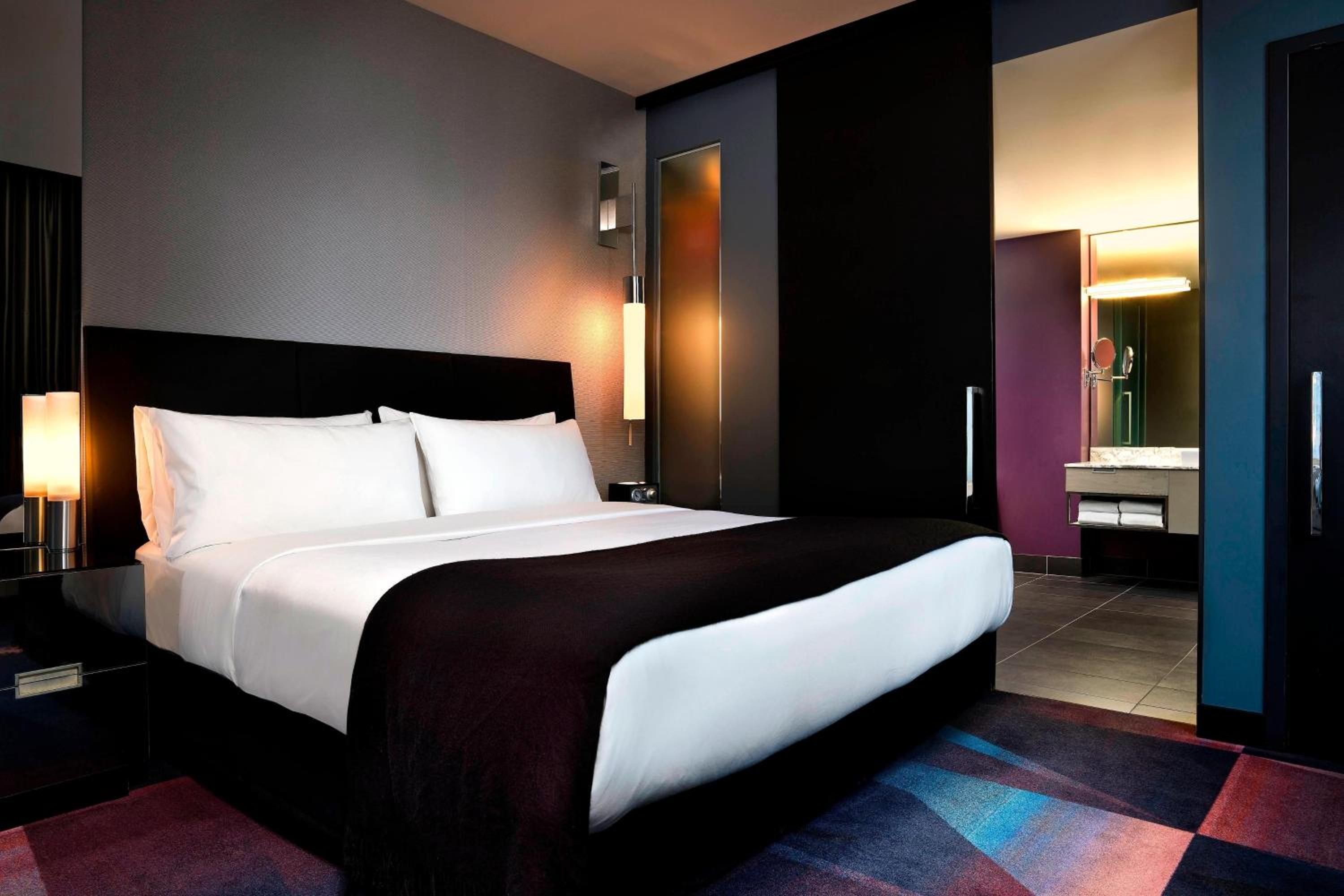 Fantastic Corner King Suite - Mobility/Hearing Accessible with Roll-In Shower - Photo 7
