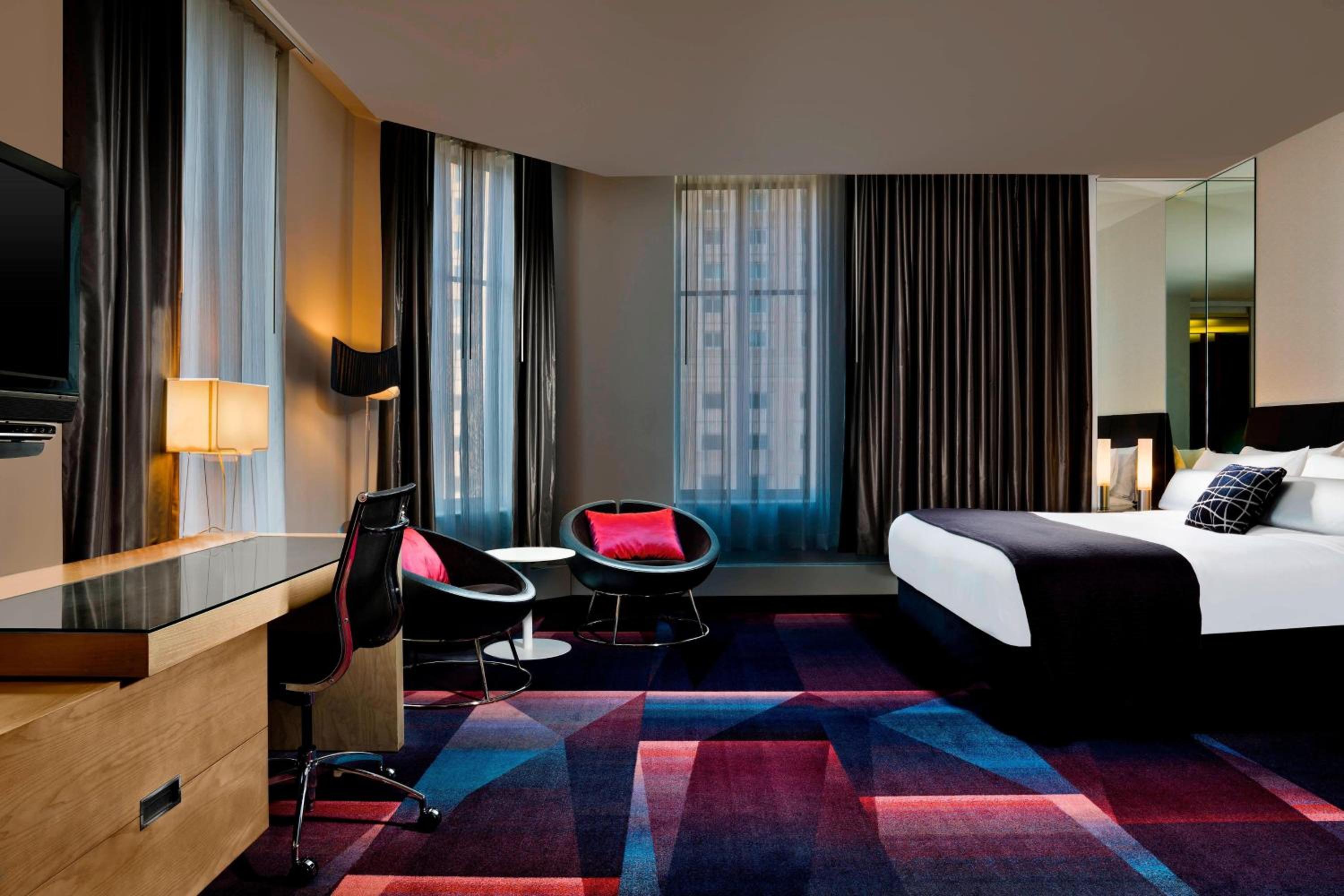 Cool Corner King Room - Mobility Accessible with Roll-In Shower - Photo 6