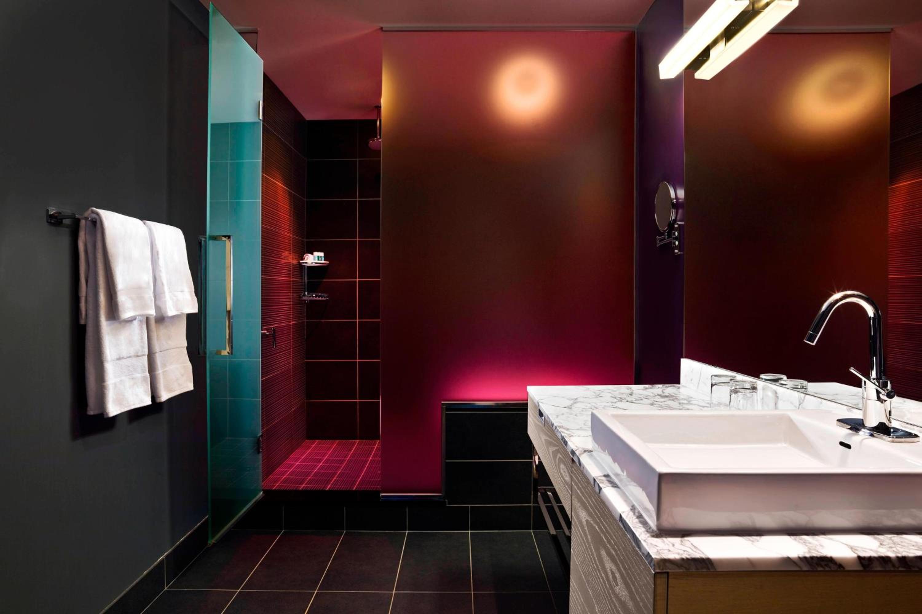 Cool Corner King Room - Mobility Accessible with Roll-In Shower - Photo 5