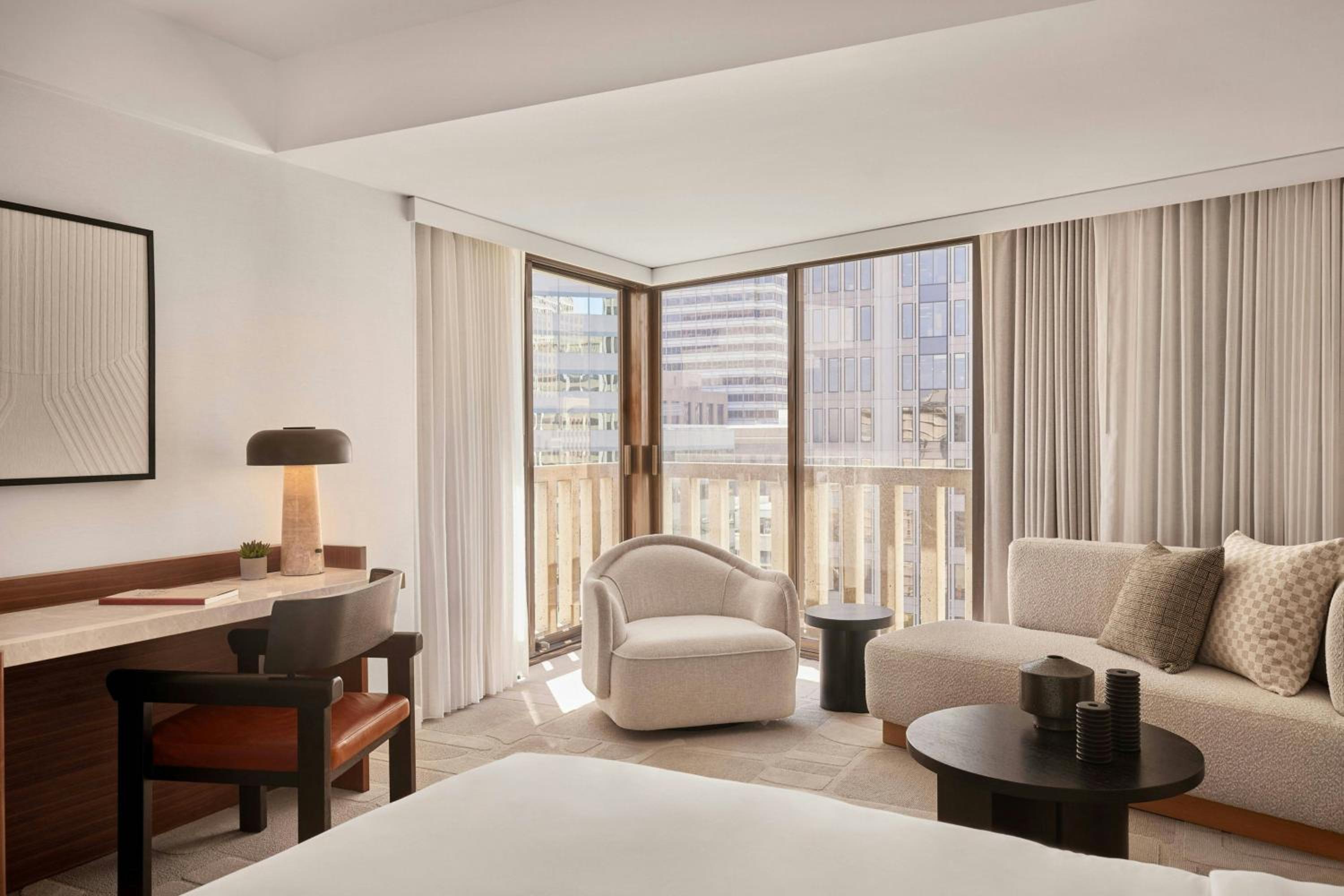 The Jay Signature King, Guest room, 1 King,  City view (Mobility & Hearing Accessible w/ Tub) thumbnail 5