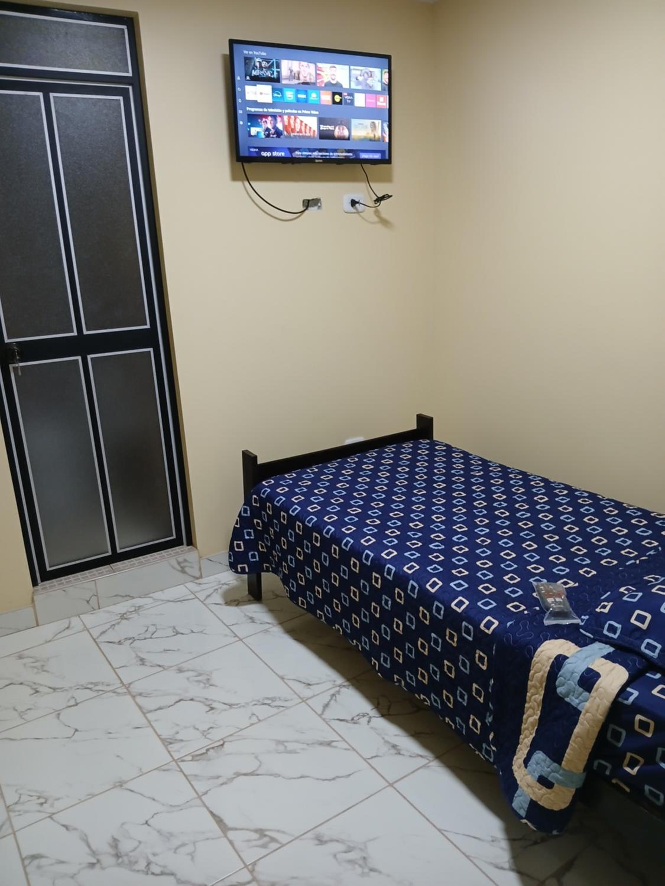 Single Room with Private Bathroom photo 2