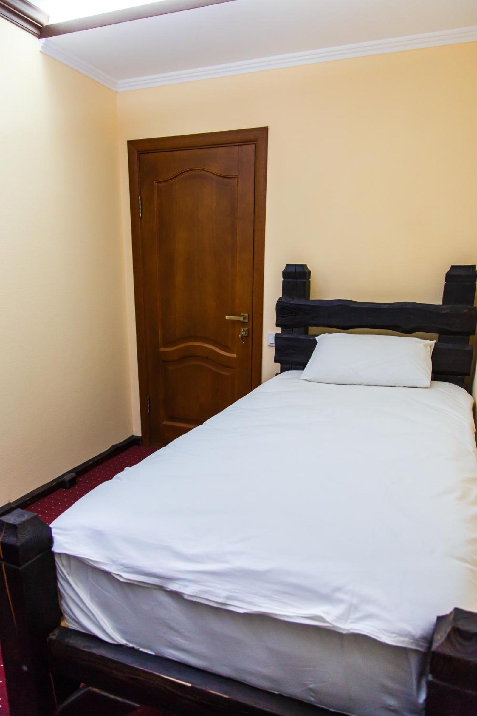 Basic Single Room with Shared Bathroom photo 2