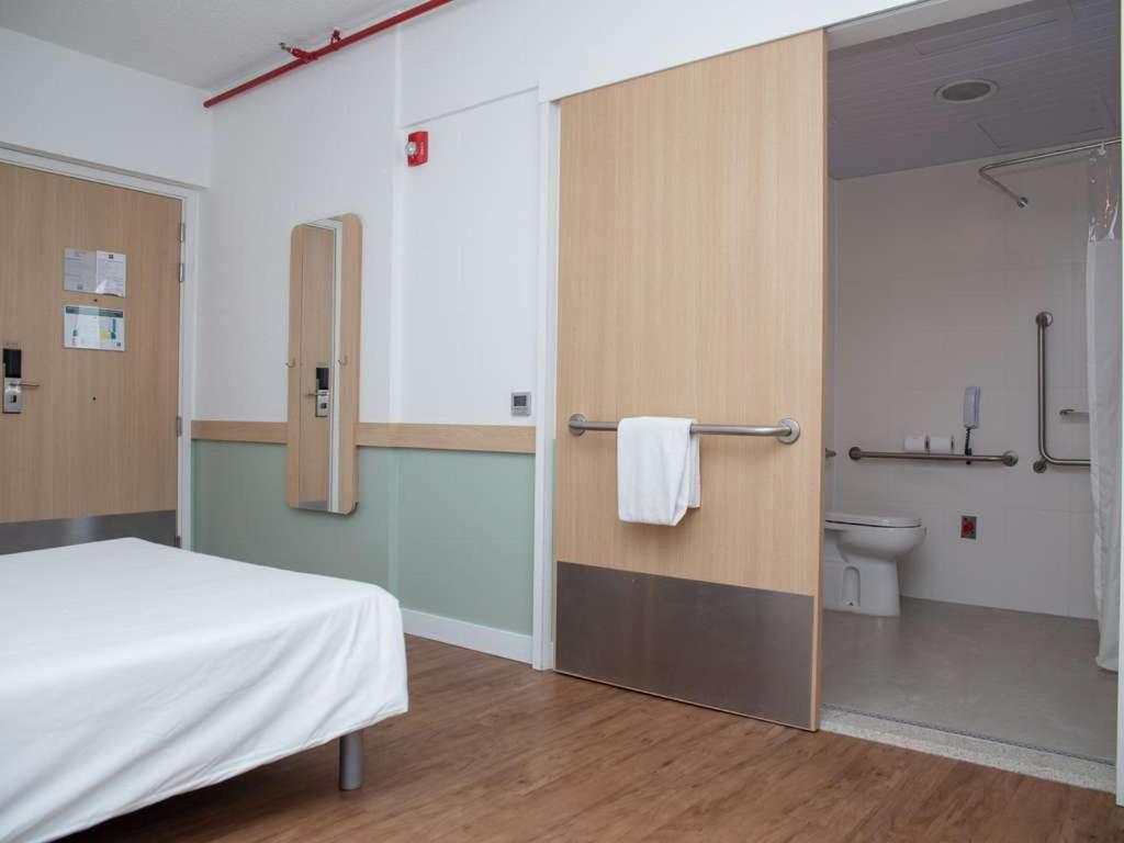 Standard Apartment with One Double Bed - Disability Access, photo 6