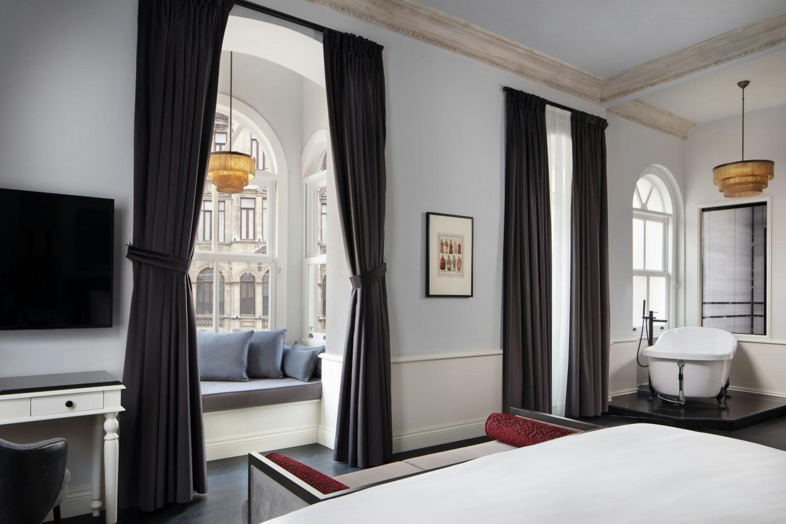 Three-Bedroom Adahan Adjoining Family Suite