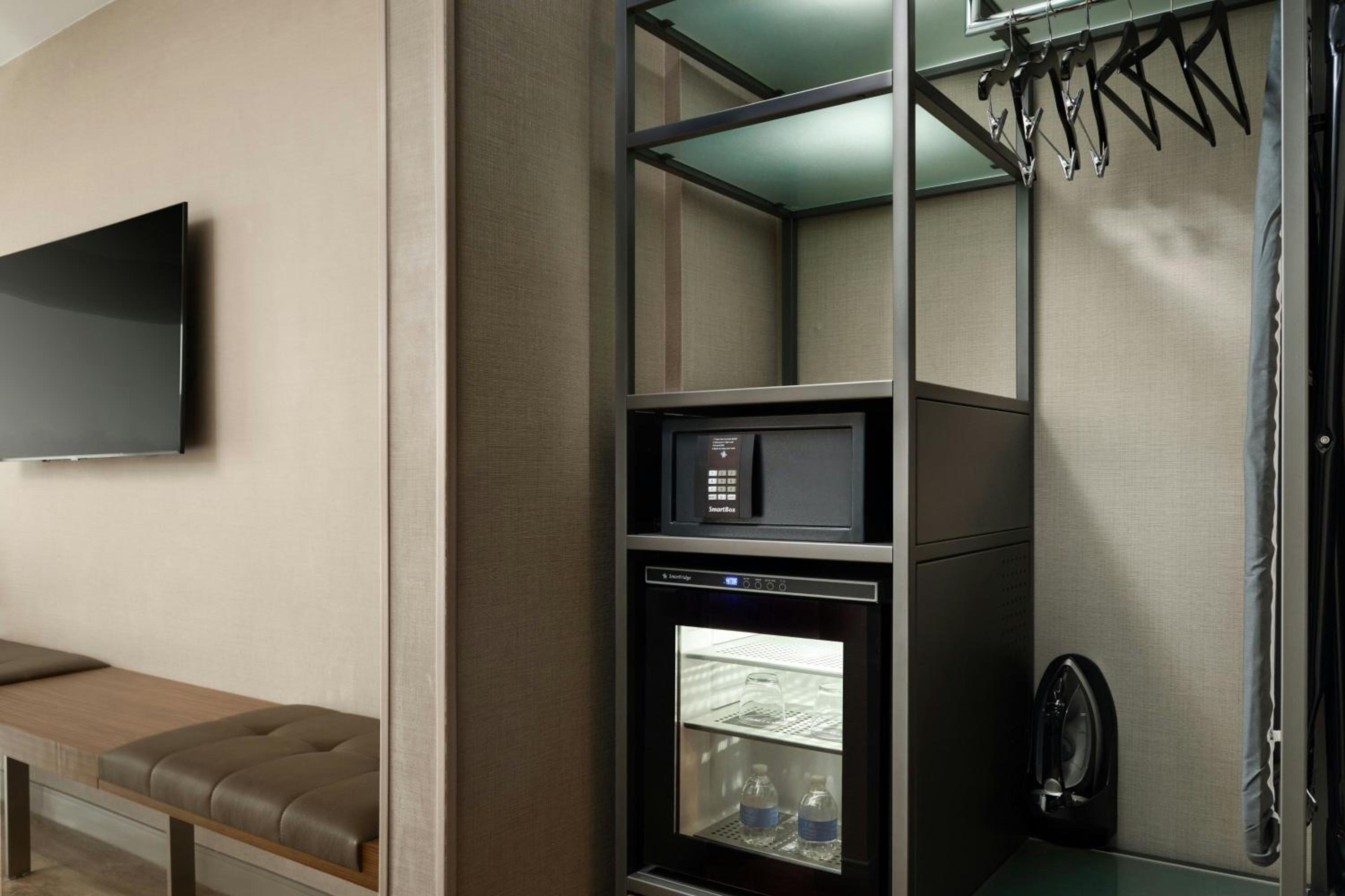King Suite with Sofa Bed and Roll-in Shower - Mobility Accessible - Photo 5