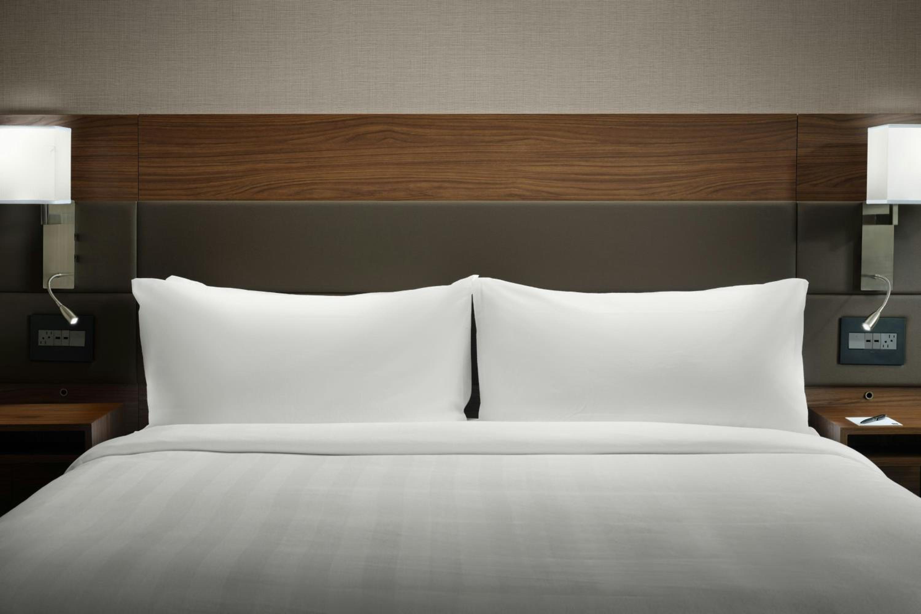 King Suite with Sofa Bed and Roll-in Shower - Mobility Accessible - Photo 8