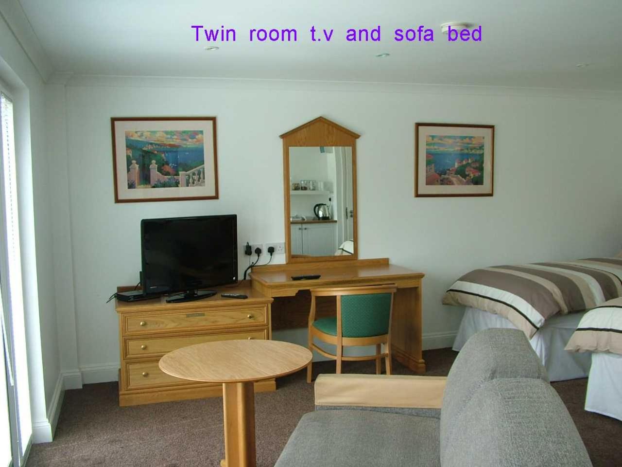 Double or Twin Room with Lake View - Photo 7