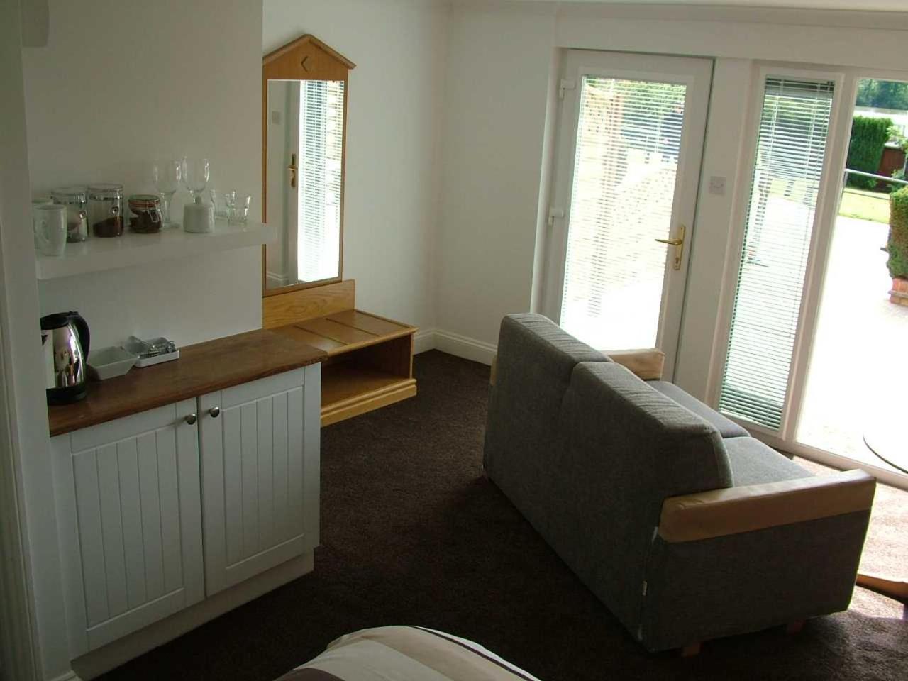 Double or Twin Room with Lake View - Photo 3