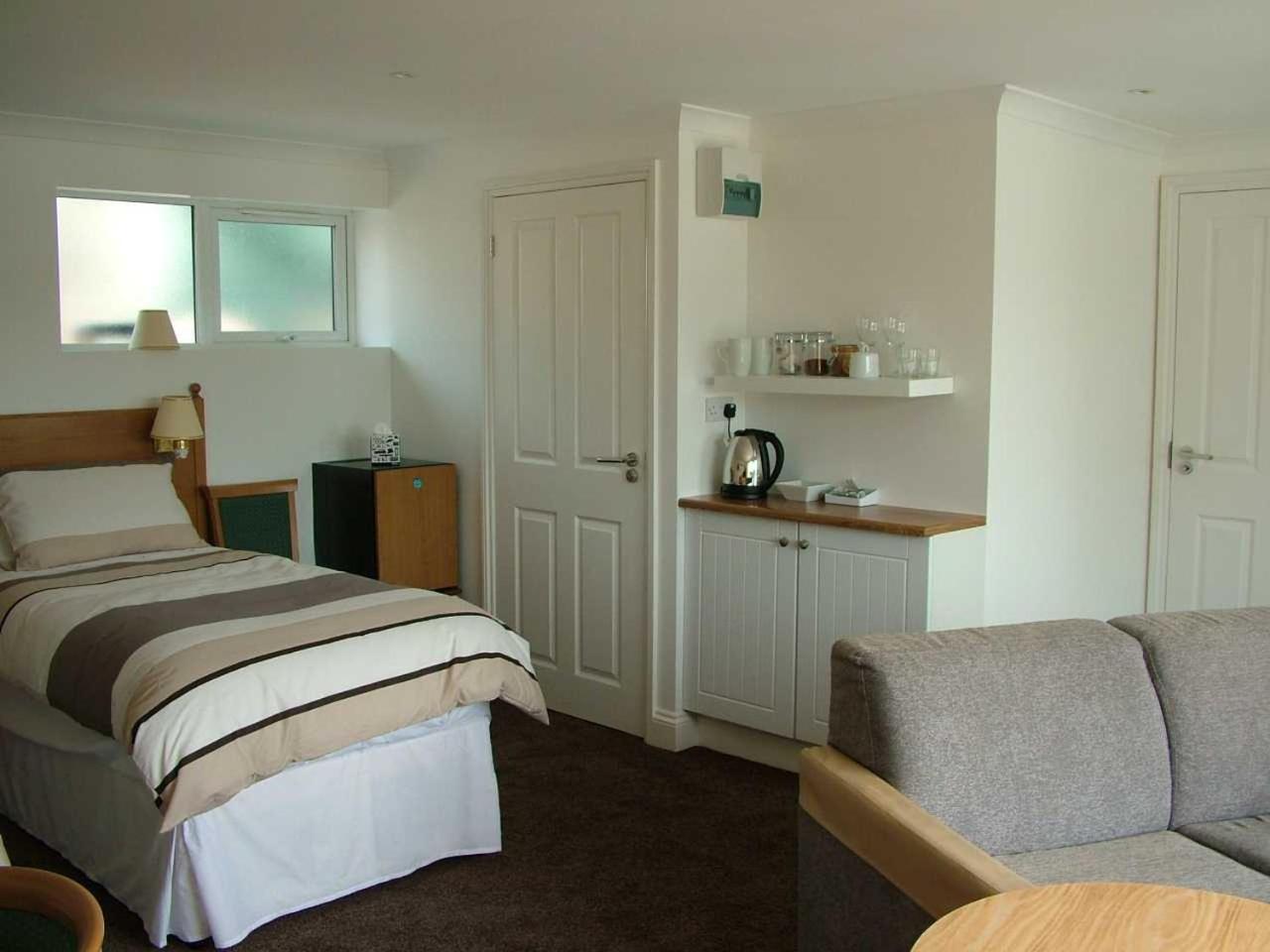 Double or Twin Room with Lake View - Photo 4