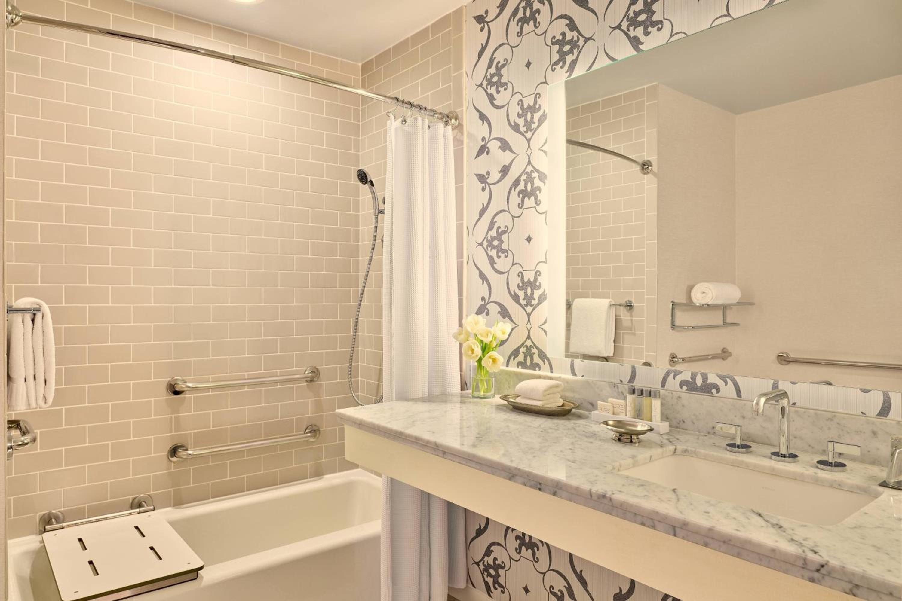 Illustrator King Room - Ground Floor/Mobility/Hearing Accessible with Tub - Photo 4