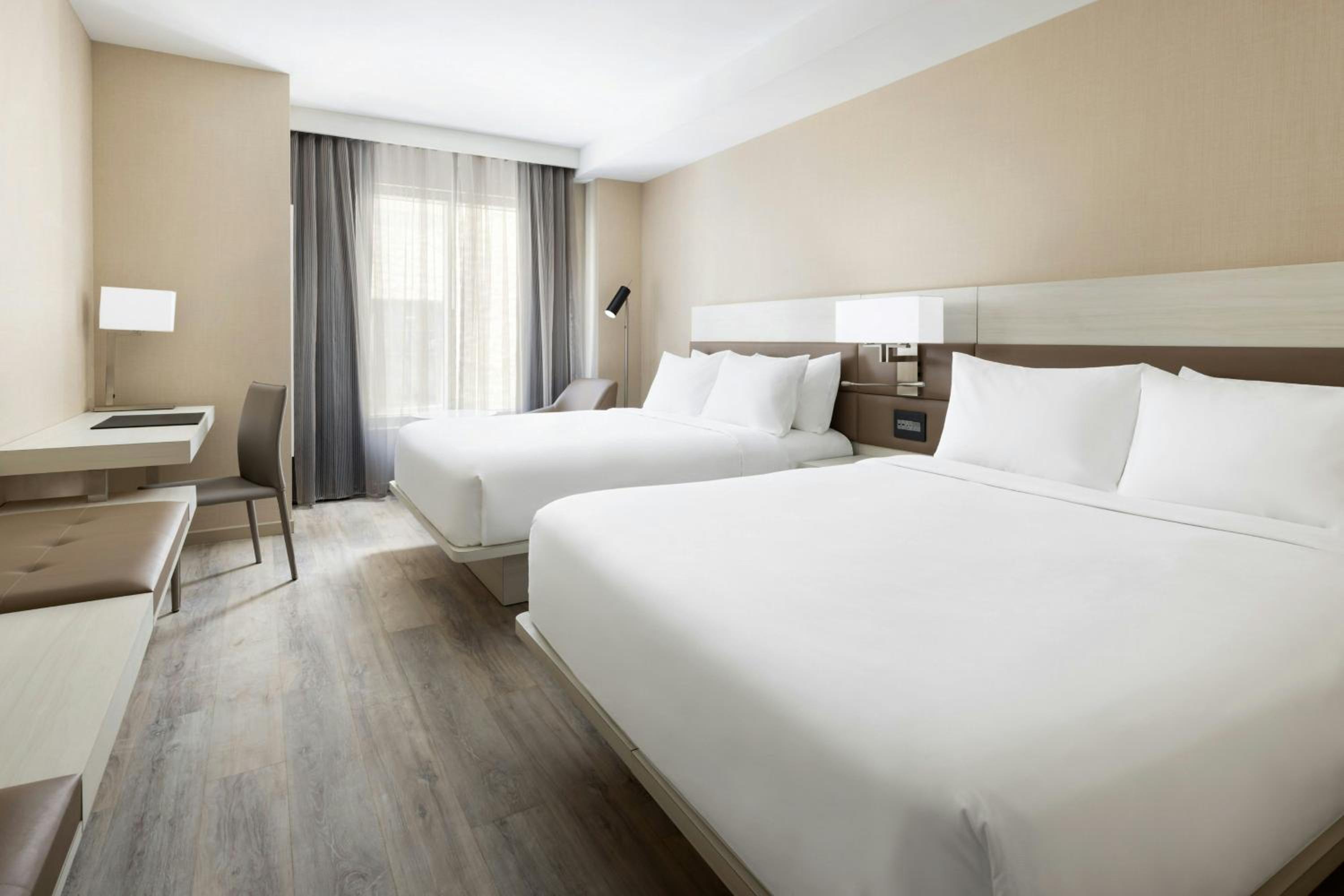 Queen Room with Two Queen Beds photo 2