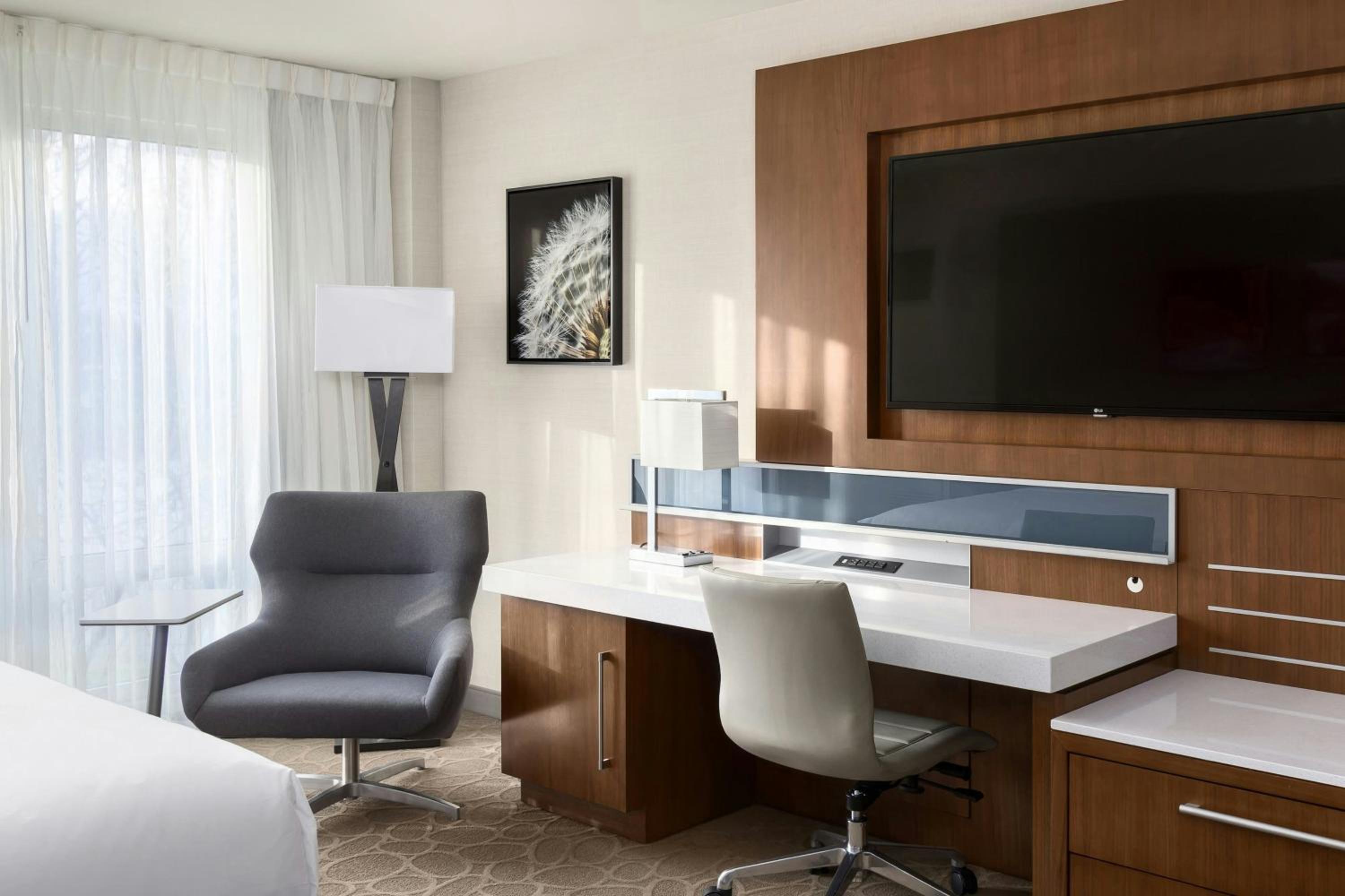 King Room with River View - Hearing Accessible photo 2