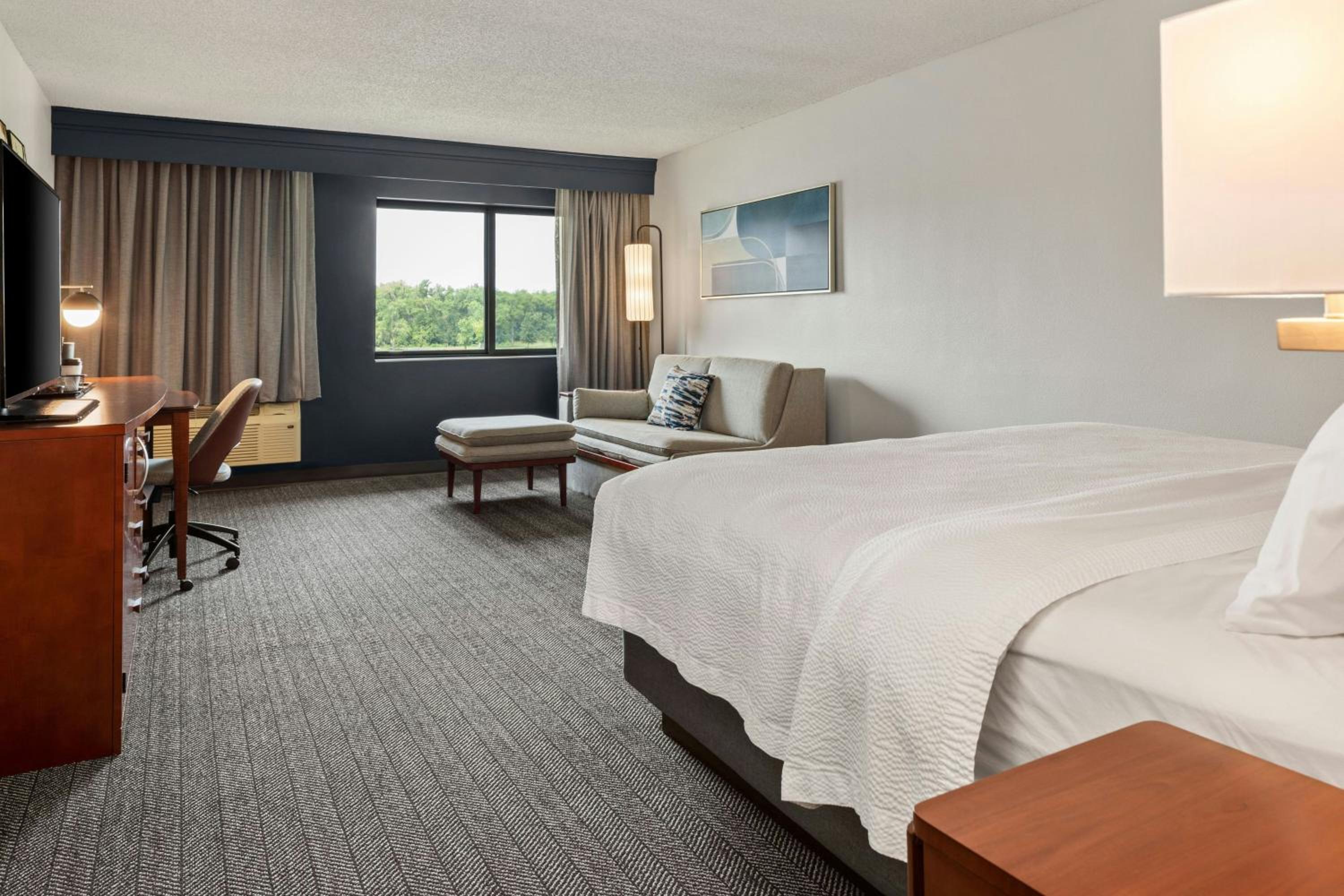 King Room with River View and Sofa Bed photo 2