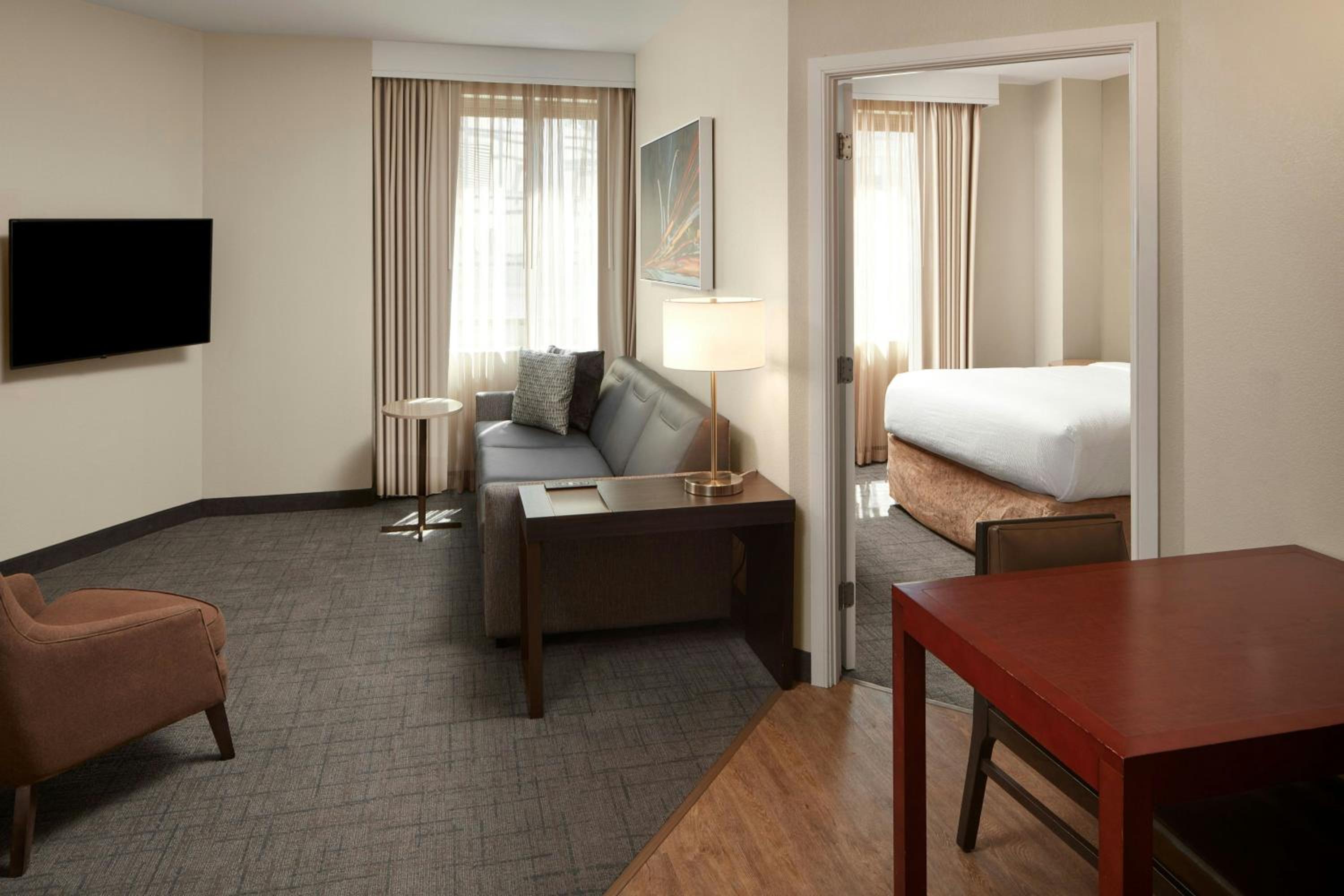 Two-Bedroom Suite with Adapted Tub - Mobility Accessible photo 3