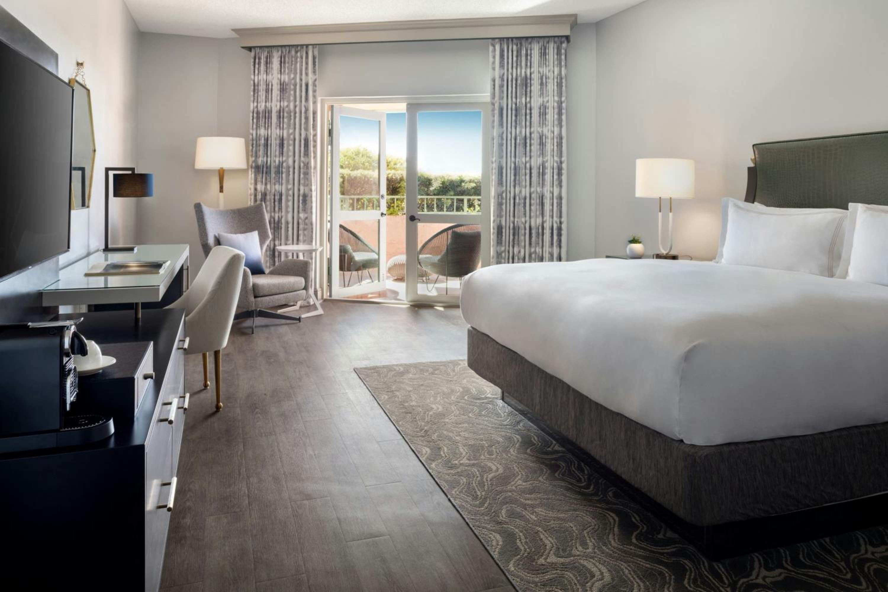 Deluxe King Room with Resort View, Balcony - Mobility Accessible/Roll-in Shower -Tower - Photo 1