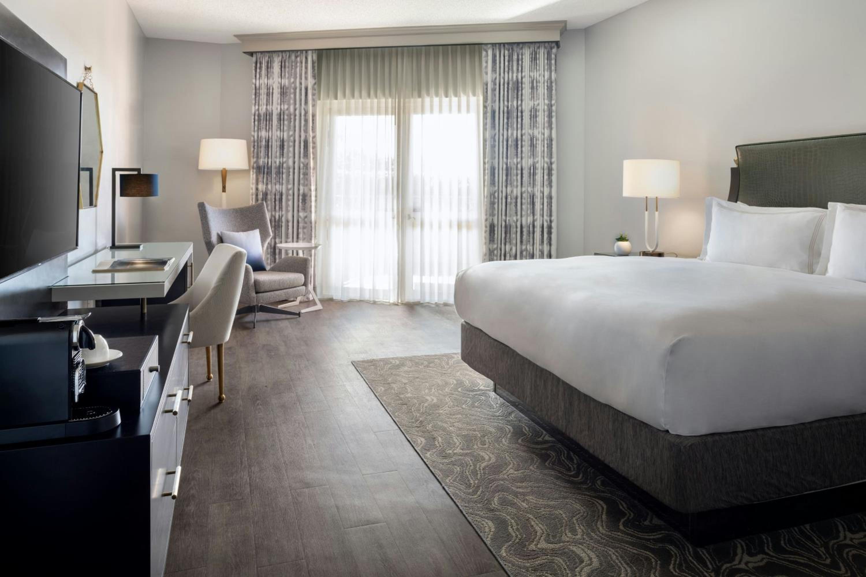Deluxe King Room with Resort View, Balcony - Mobility Accessible/Roll-in Shower -Tower - Photo 2
