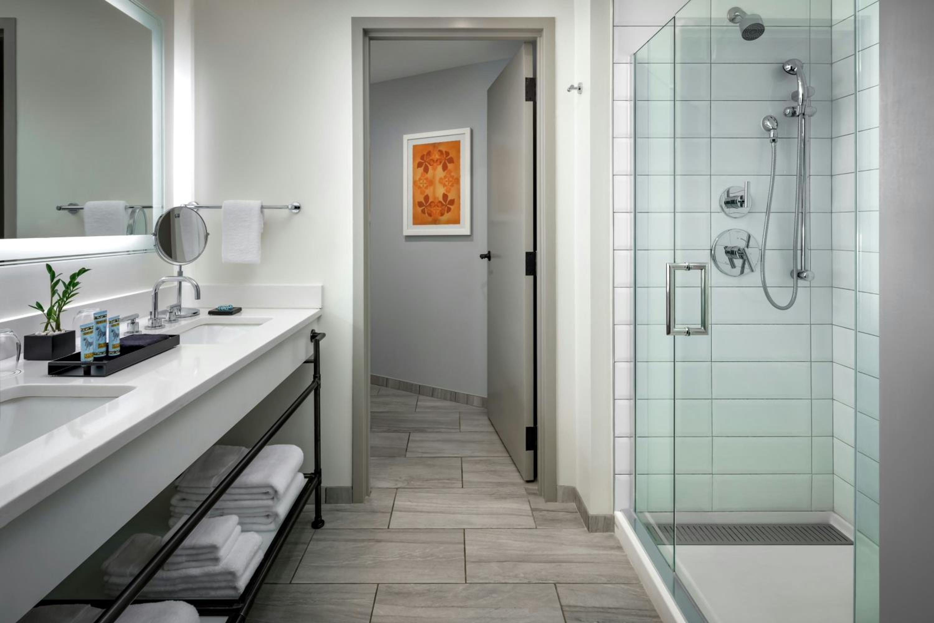 Deluxe King Room with Resort View, Balcony - Mobility Accessible/Roll-in Shower -Tower - Photo 3