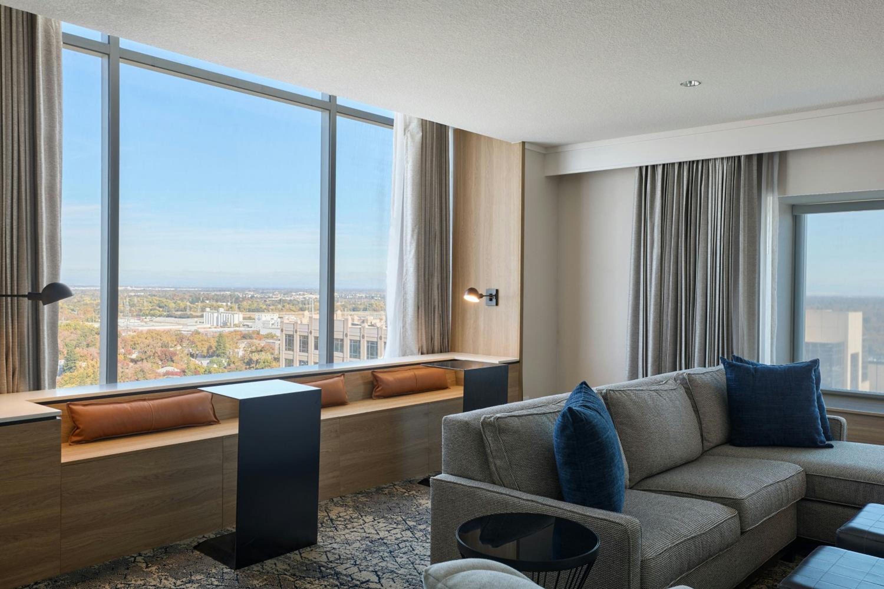 Grand Suite, Club lounge access, 1 King, City view  - Photo 1