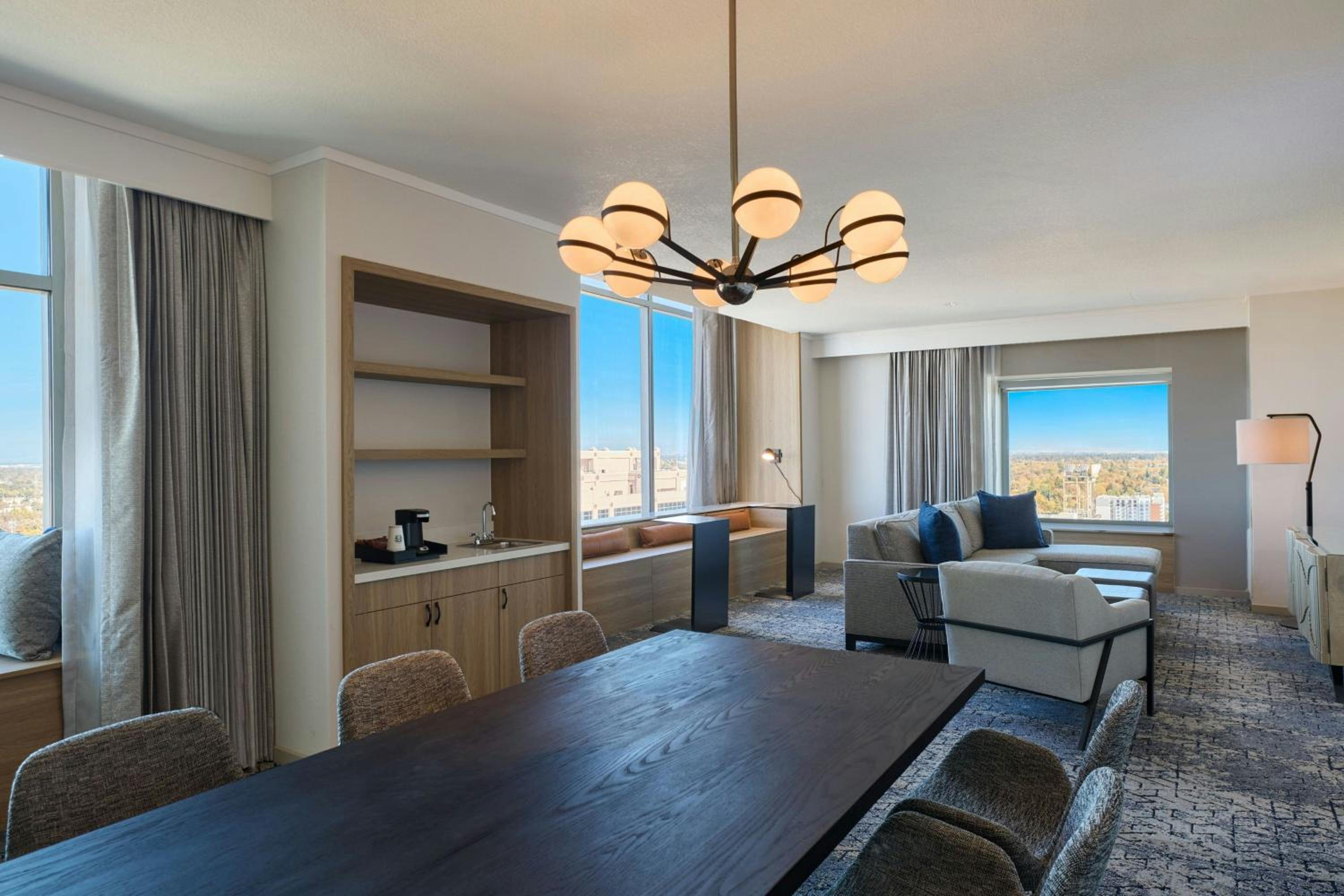 Grand Suite, Club lounge access, 1 King, City view  - Photo 2