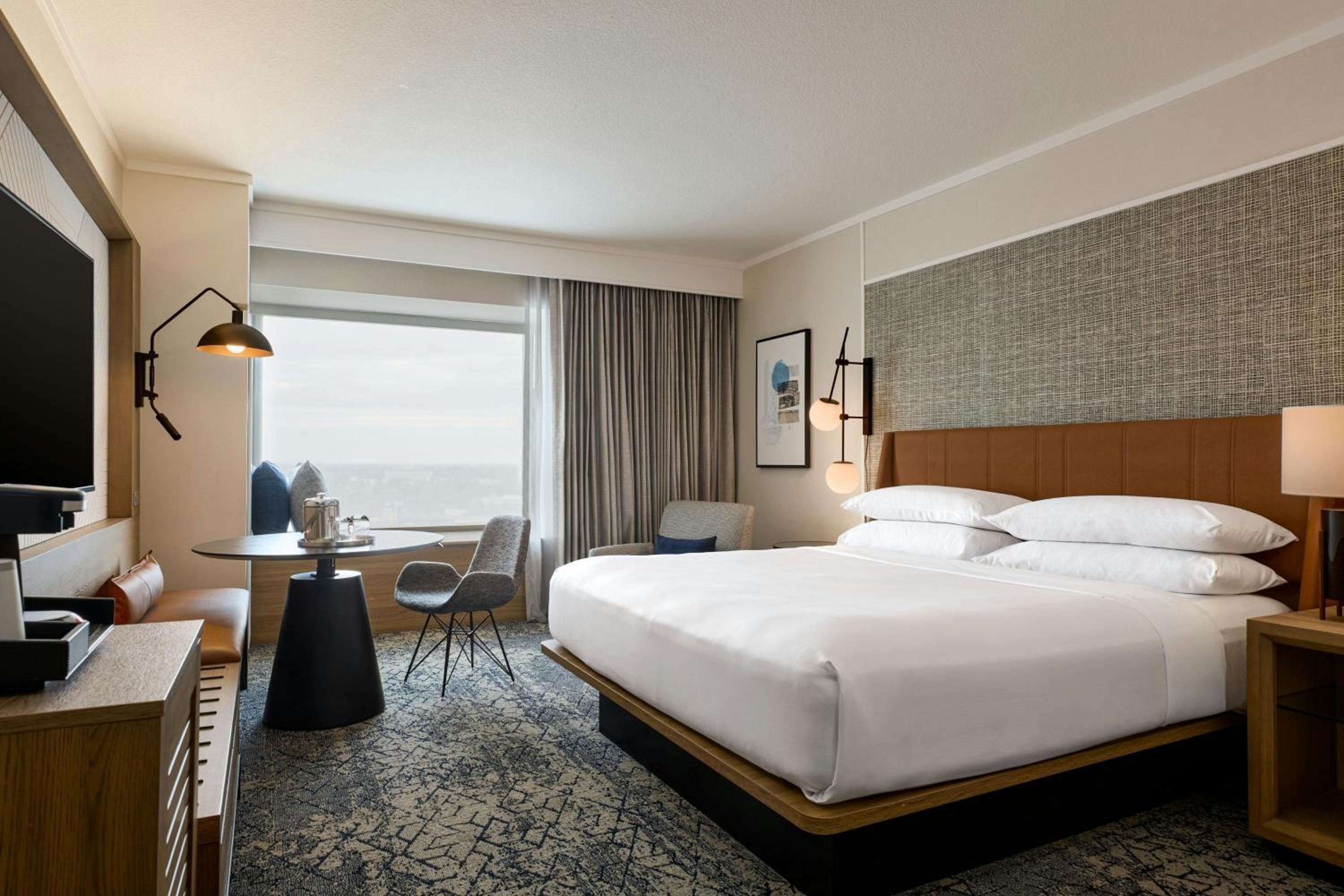 King Room with City View - Low Floor/Mobility Accessible with Roll-In Shower