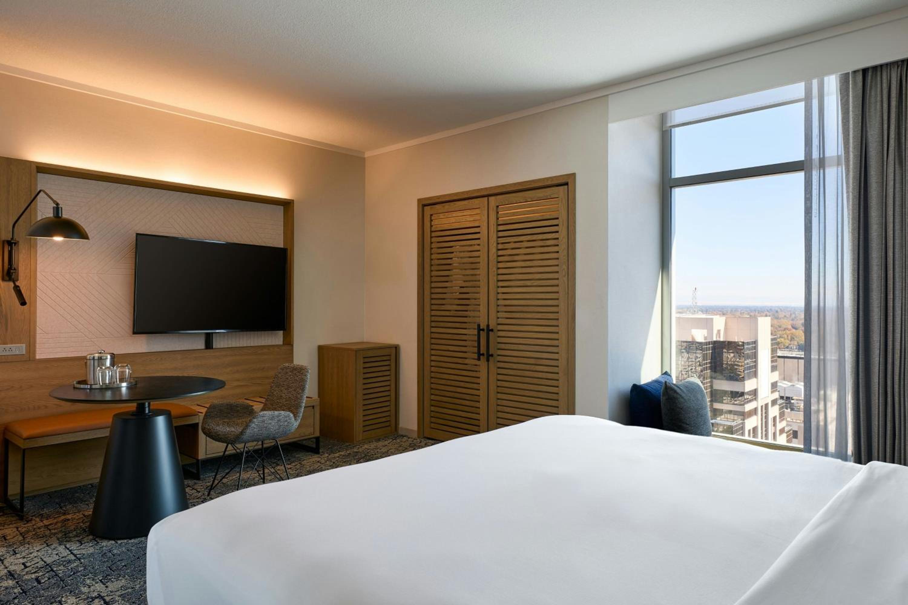 Grand Suite, Club lounge access, 1 King, City view  - Photo 3
