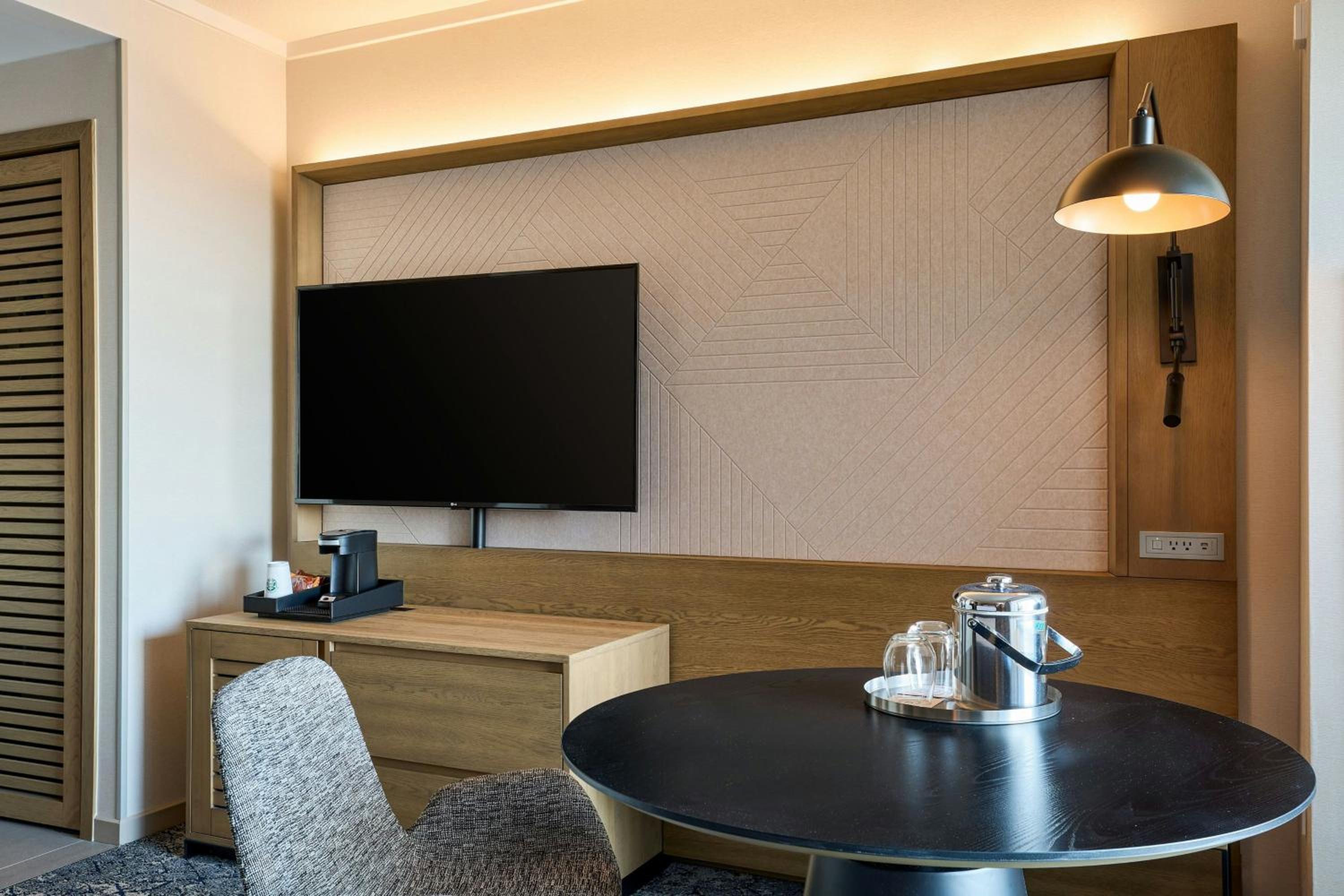 King Room with City View - Low Floor/Mobility Accessible with Roll-In Shower