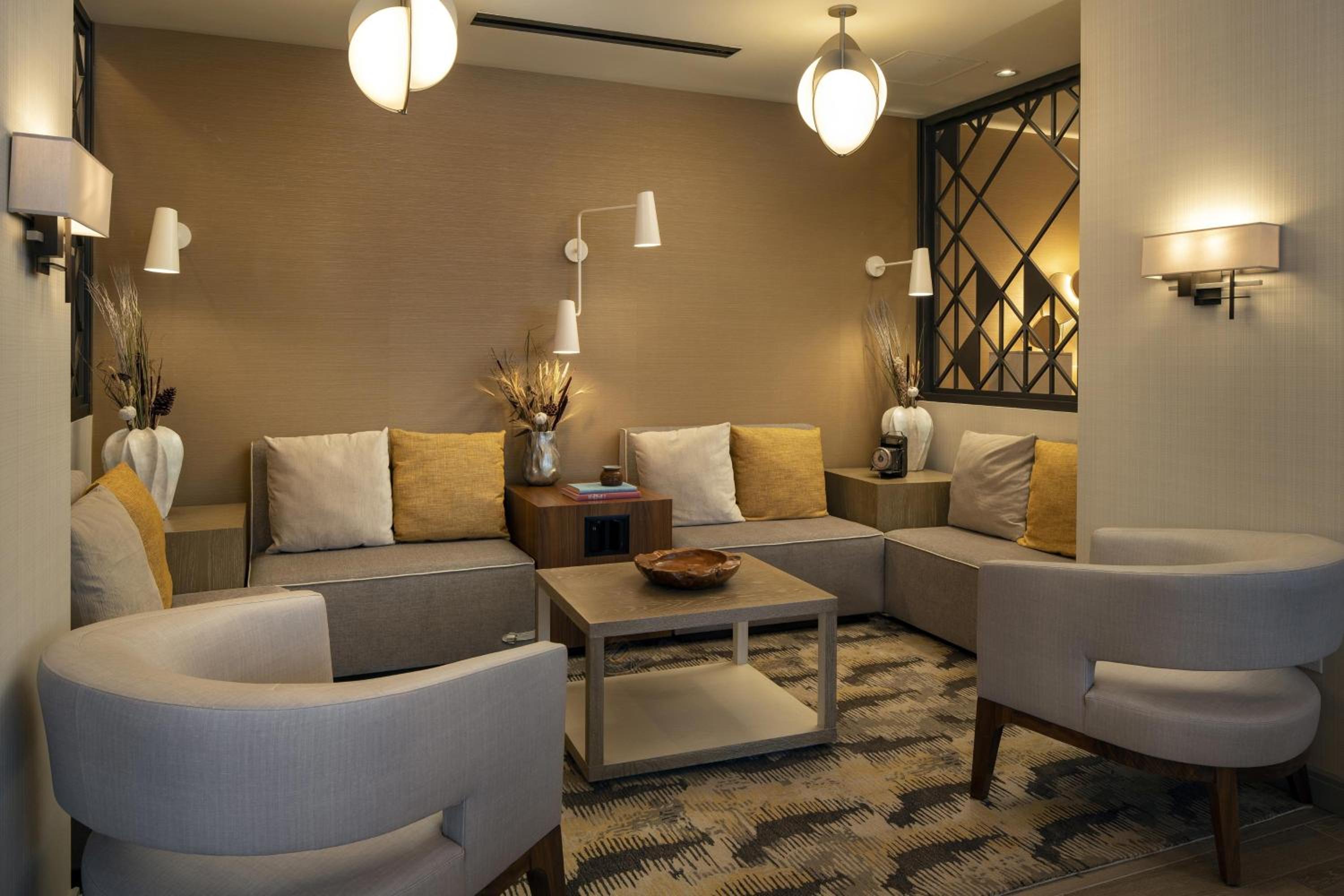 Grand Suite, Club lounge access, 1 King, City view  - Photo 5