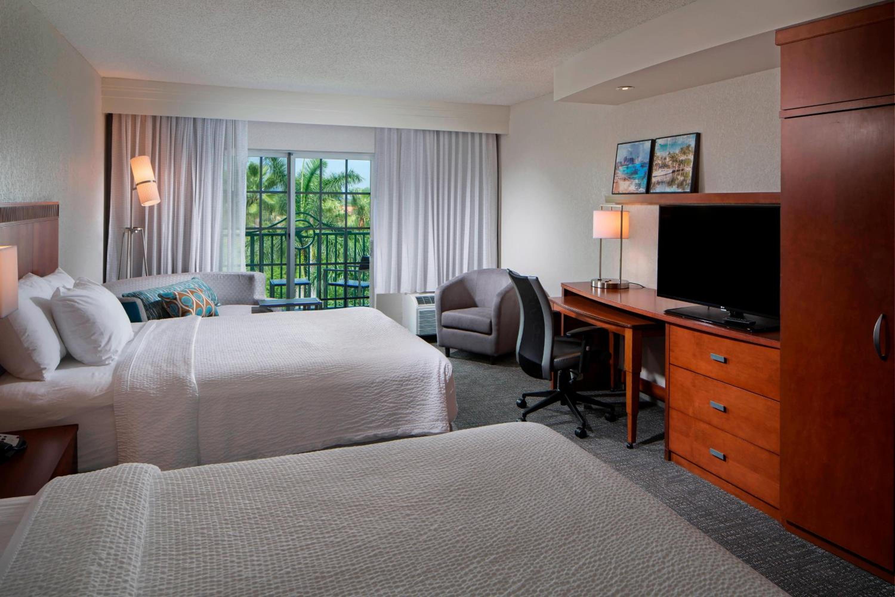 Family Queen Room with Sofa Bed/Balcony/Tub - Mobility/Hearing Accessible - Photo 2