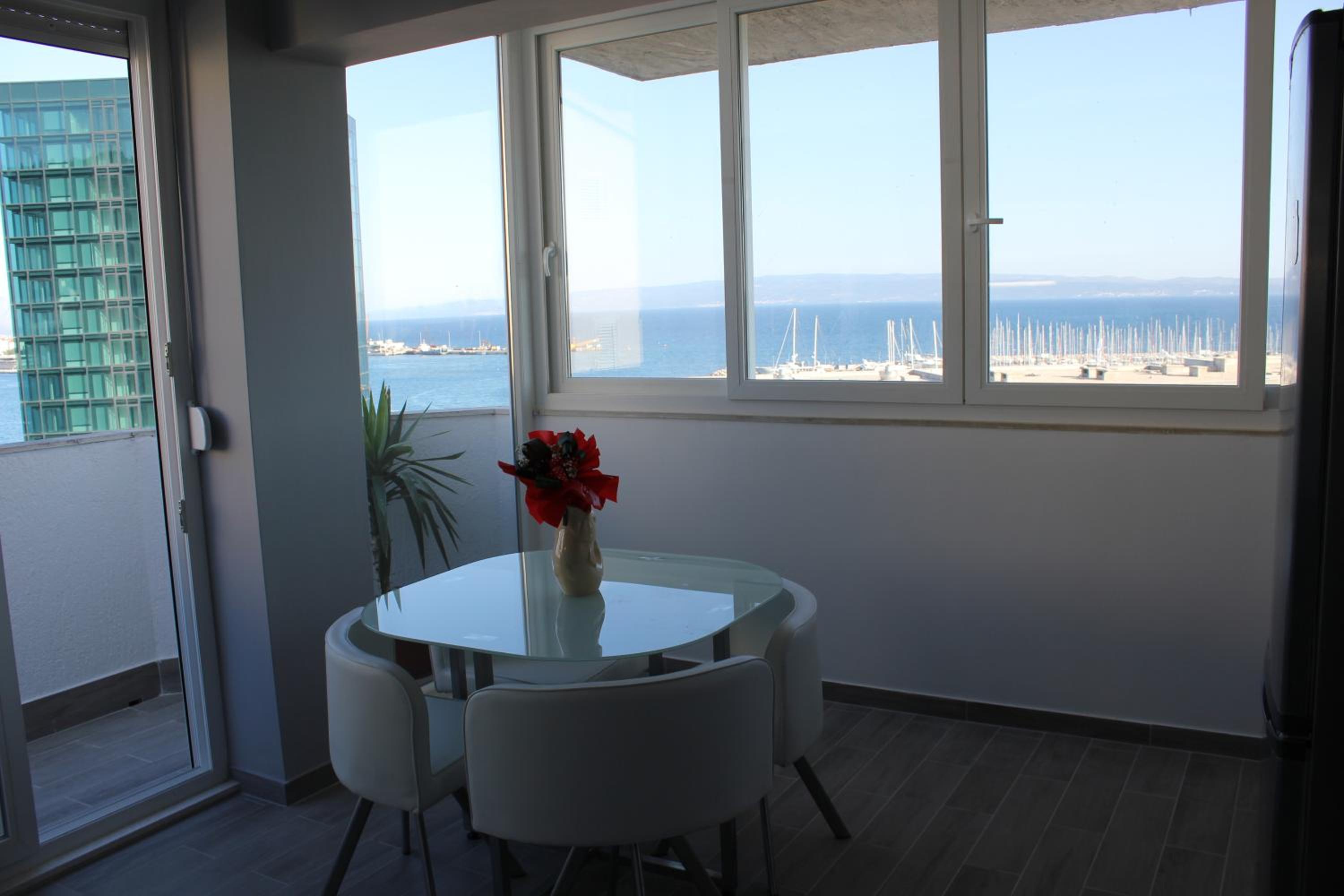 Apartment with Sea View - Photo 9