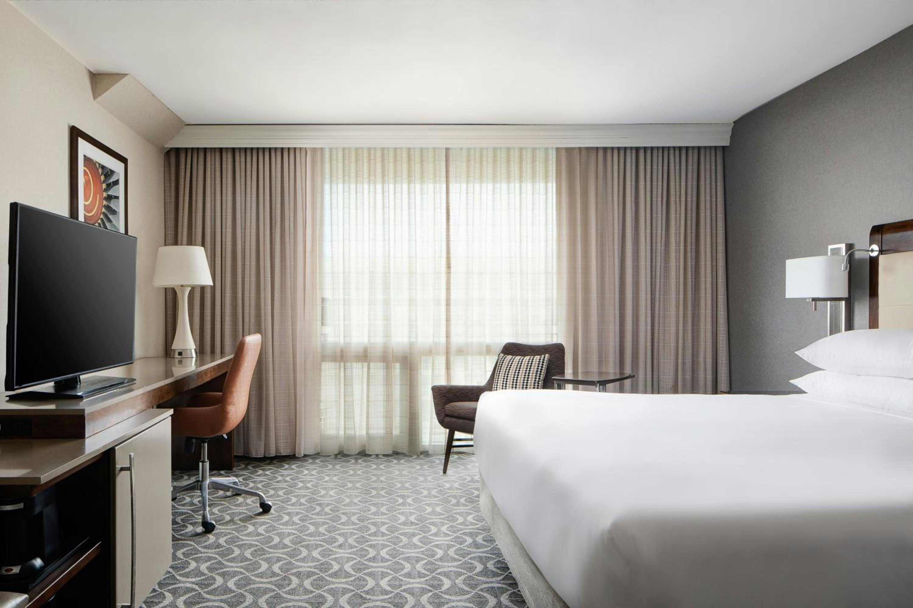 Standard King Room with Adapted Tub - Mobility and Hearing Accessible - Photo 3