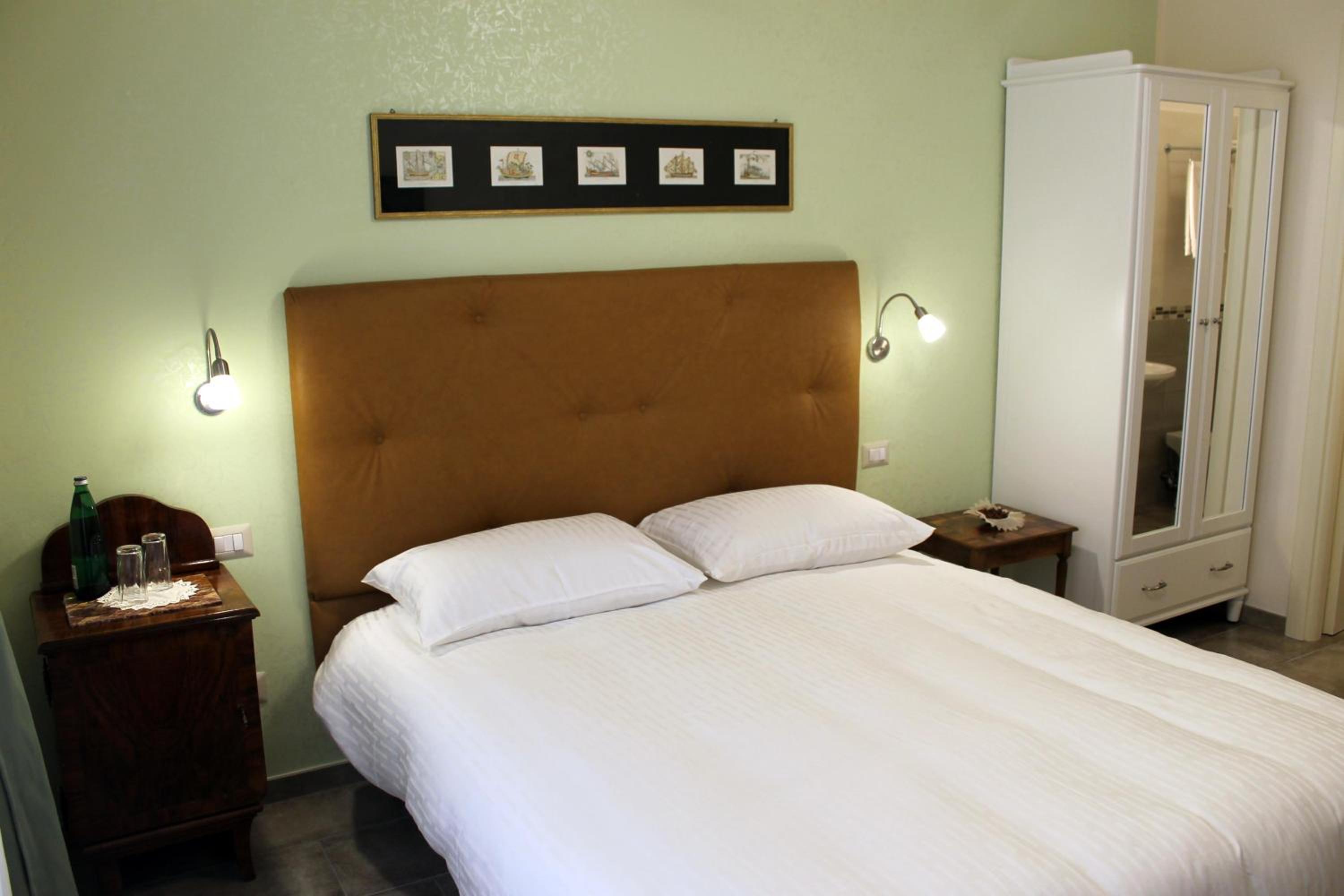 Deluxe Double Room with Balcony photo 2