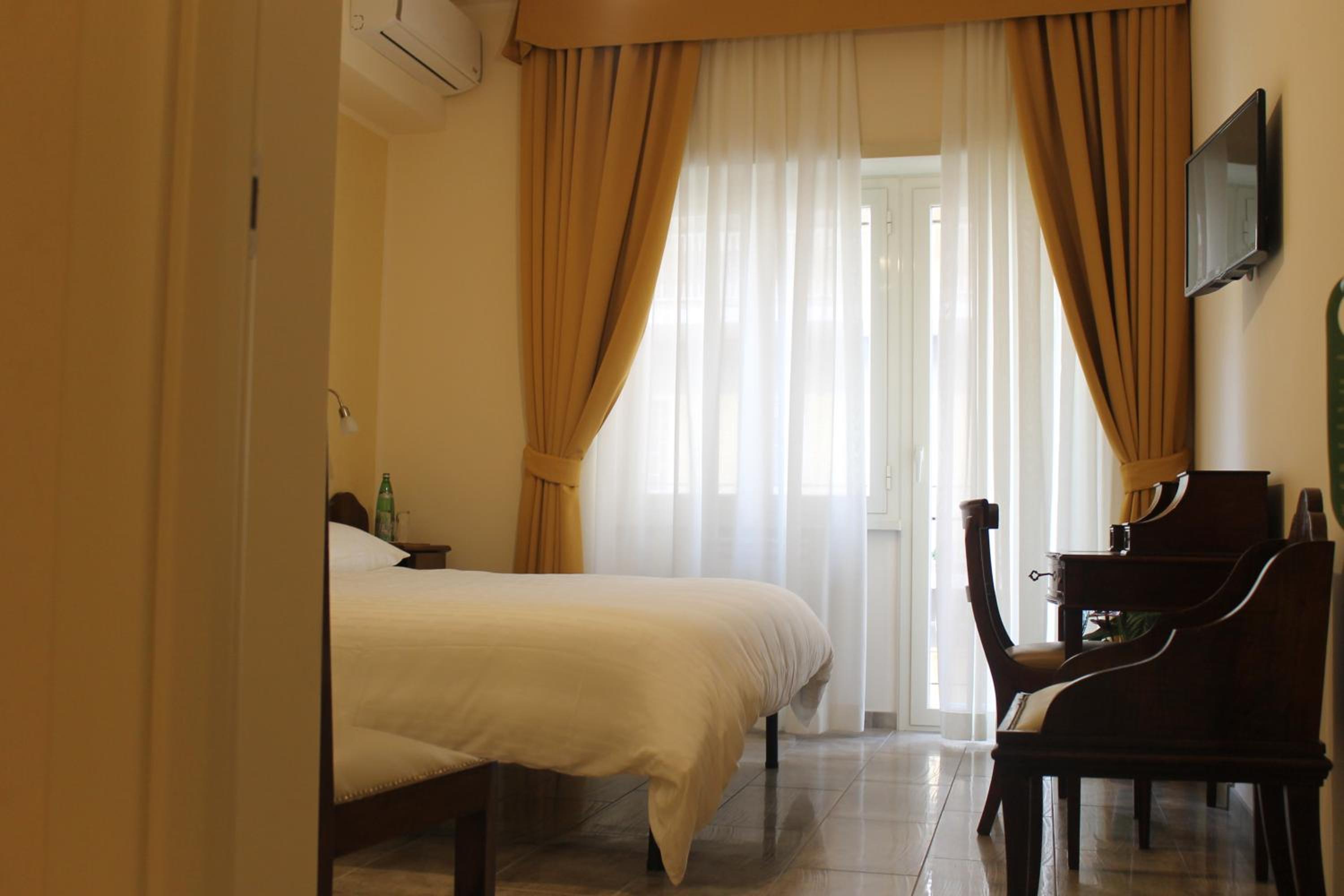 Deluxe Double or Twin Room with Balcony photo 3