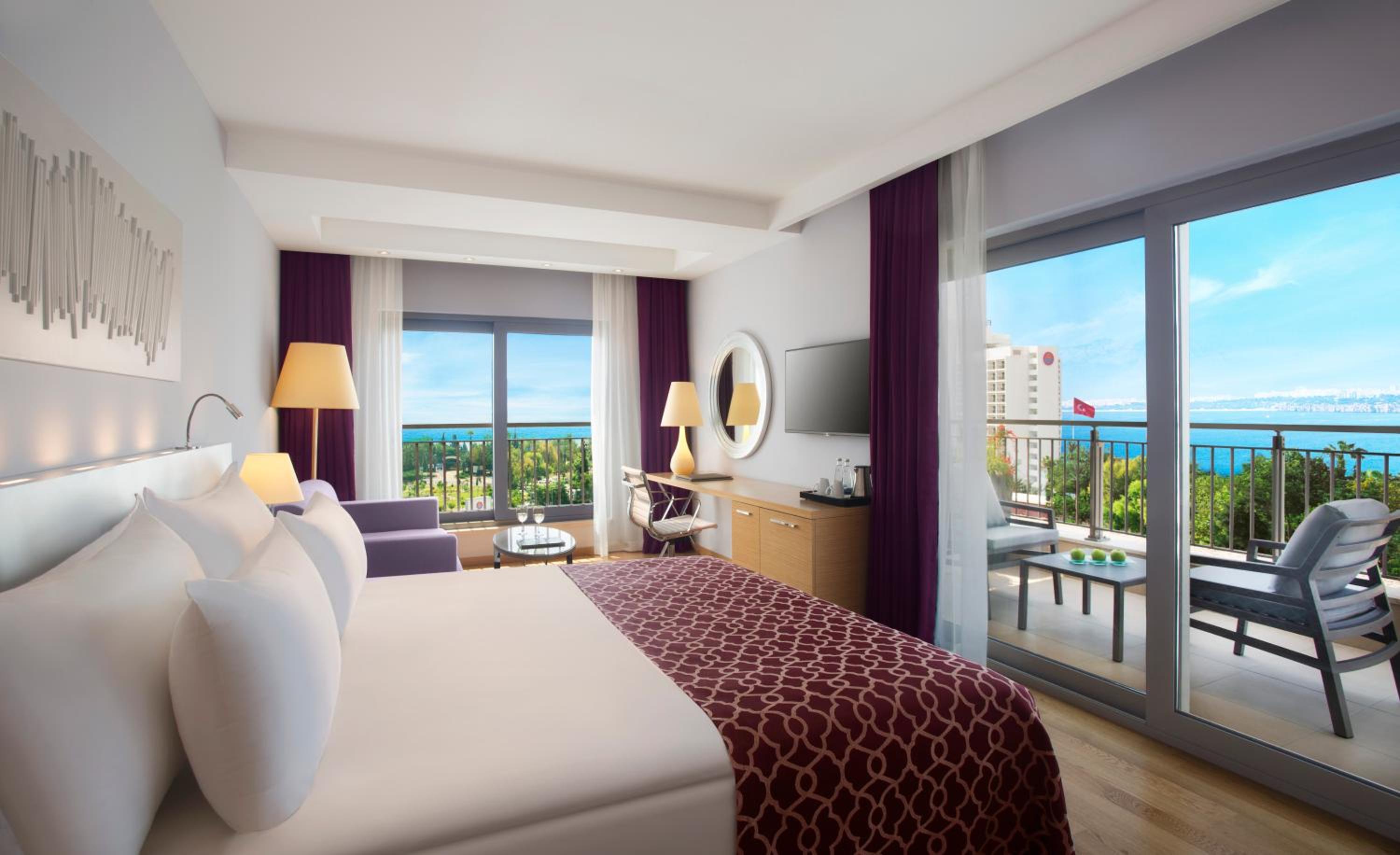 V Casual Suite with Balcony and Sea View