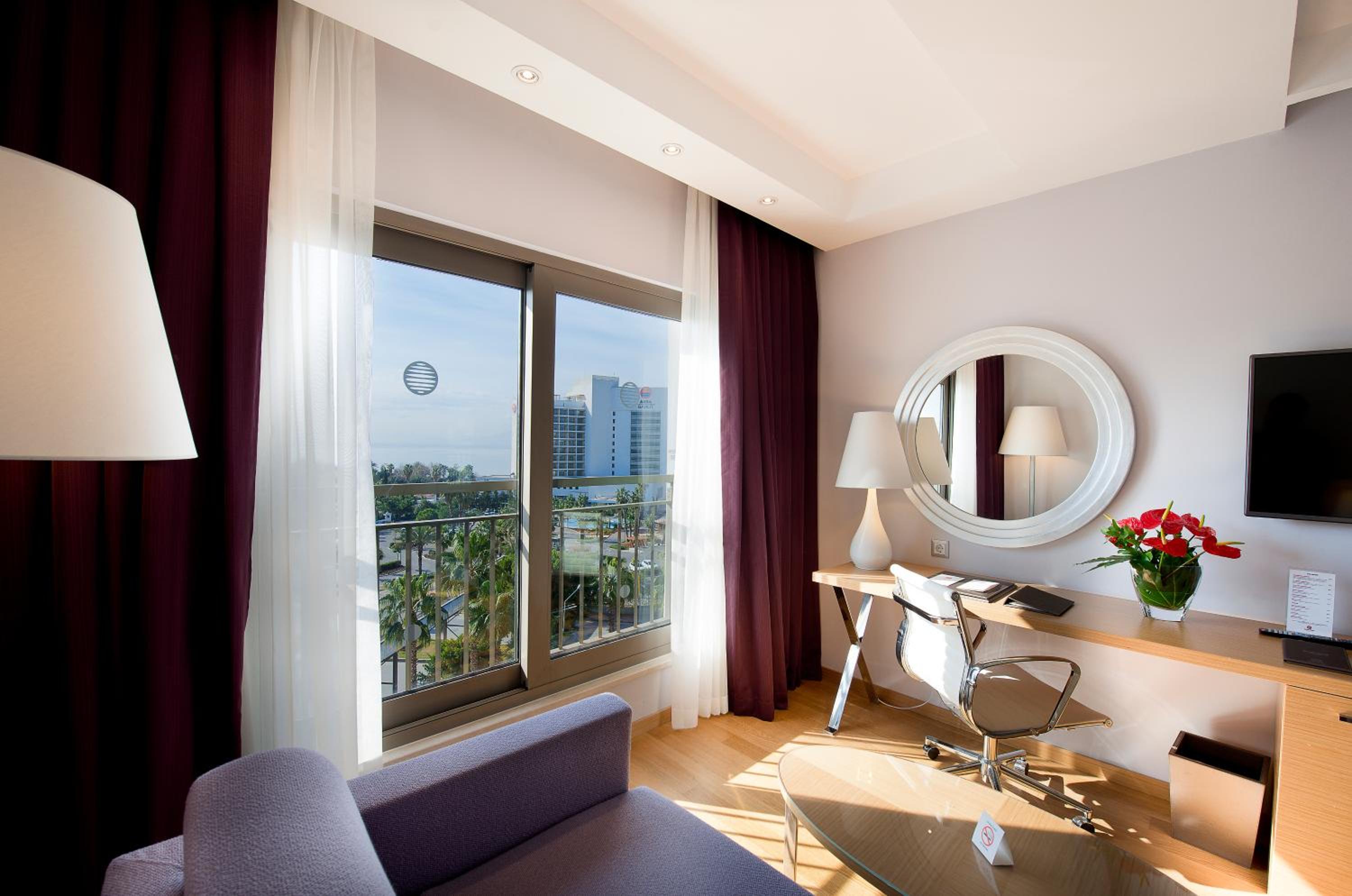 V Casual Suite with Balcony and Sea View photo 2