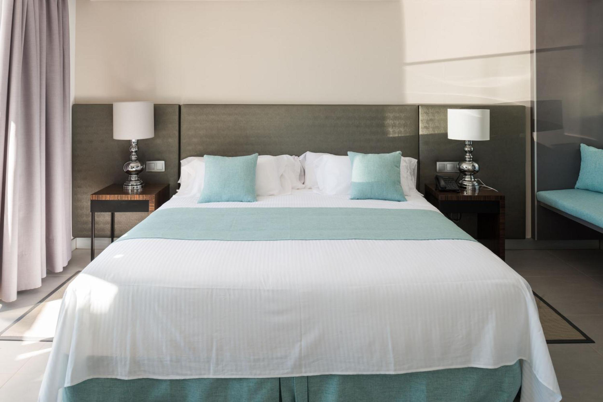 Two-Bedroom Deluxe Suite (4 Guests) - Photo 13