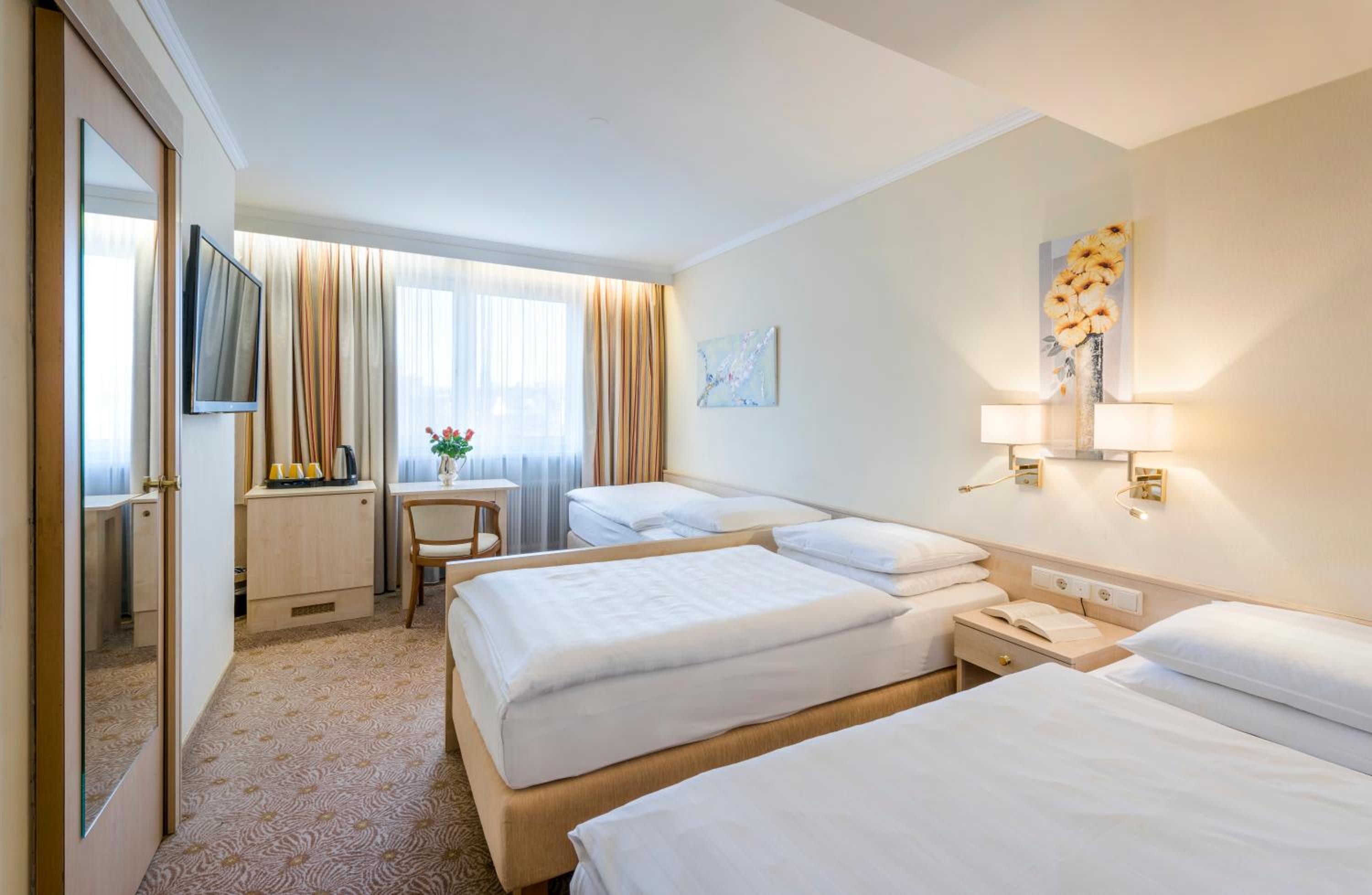 Triple Room thumbnail 6