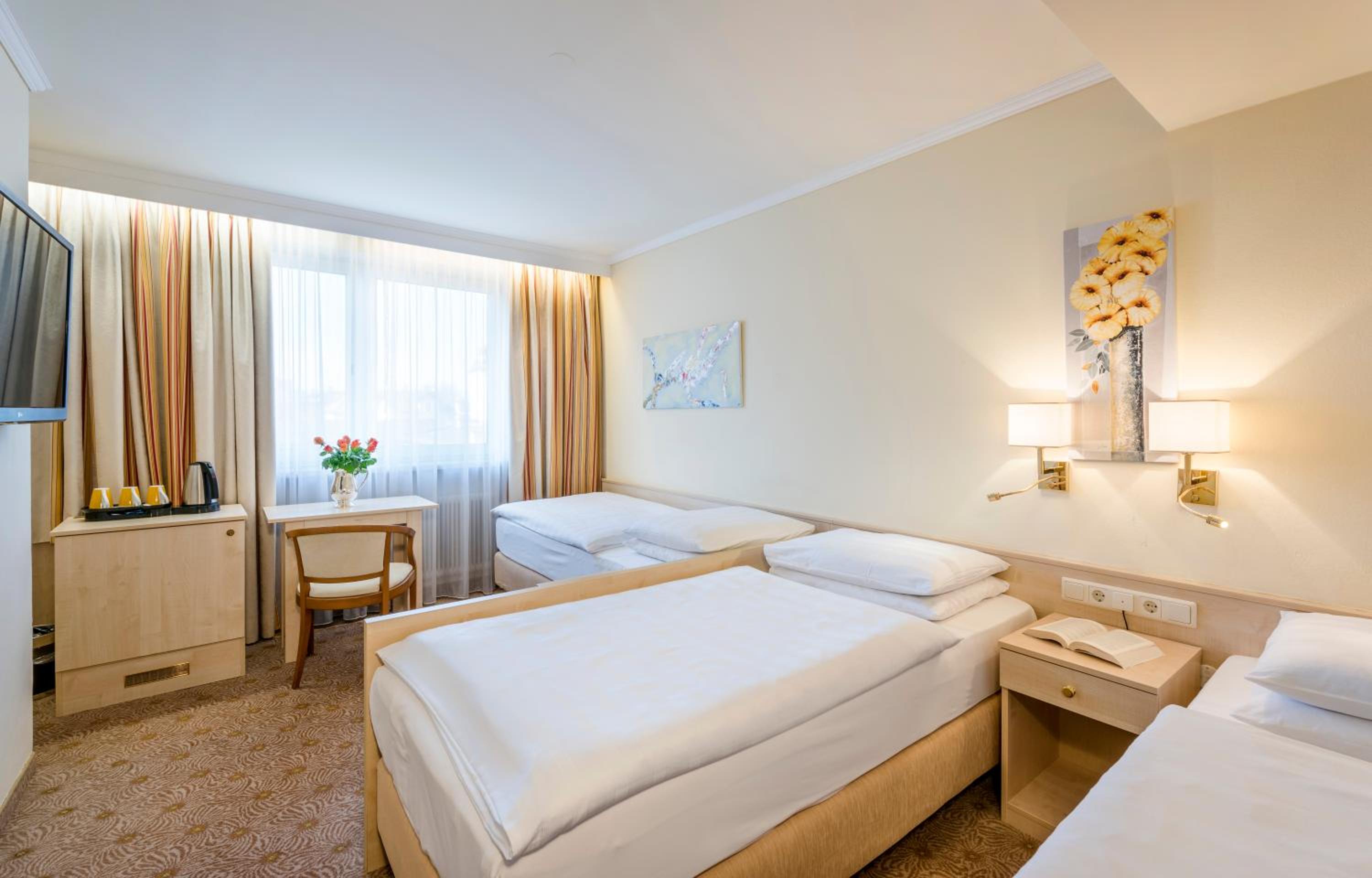Triple Room thumbnail 5
